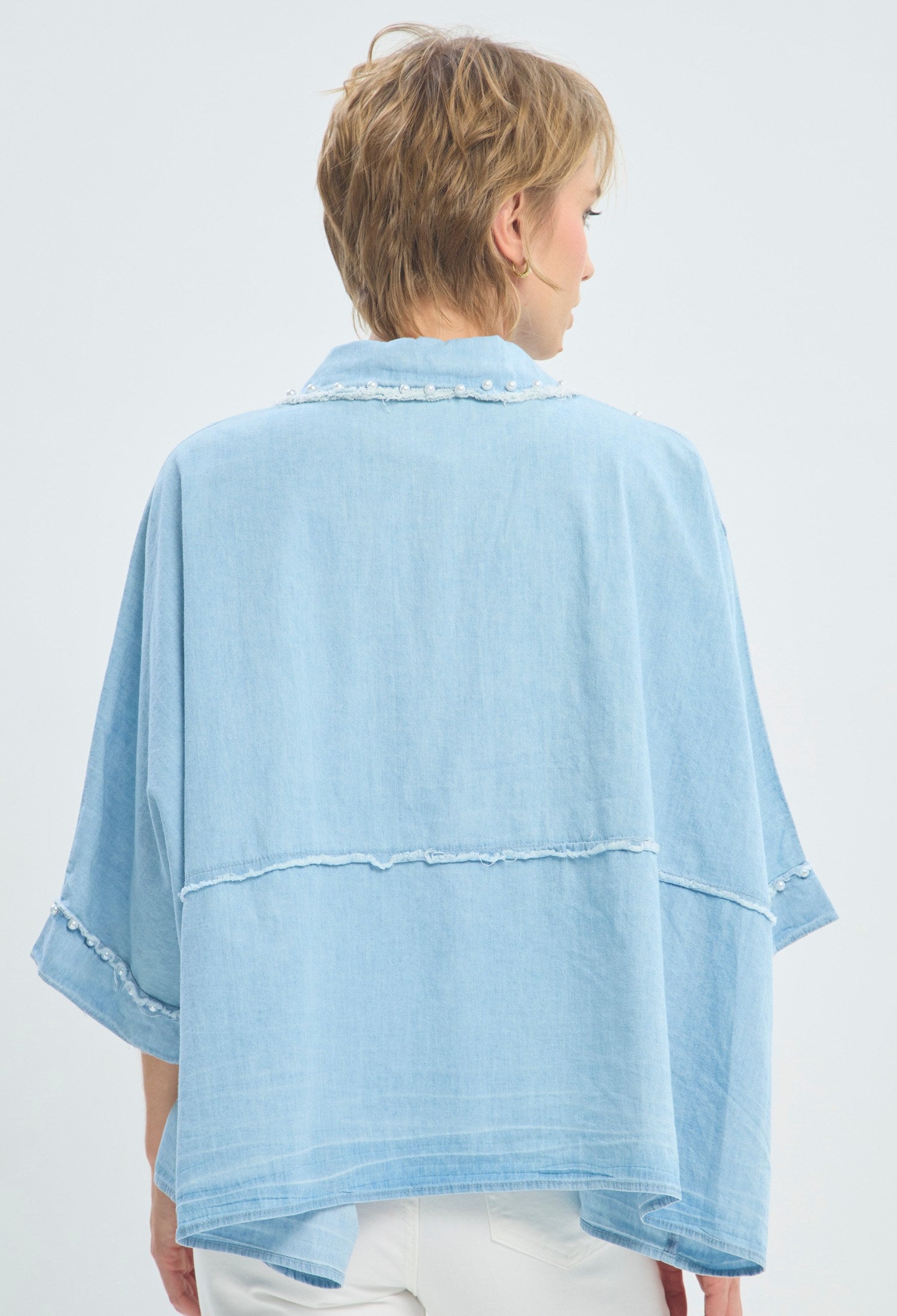 Blusa azul clara manga 3/4 con encaje y perlas BYBLA - vista 3