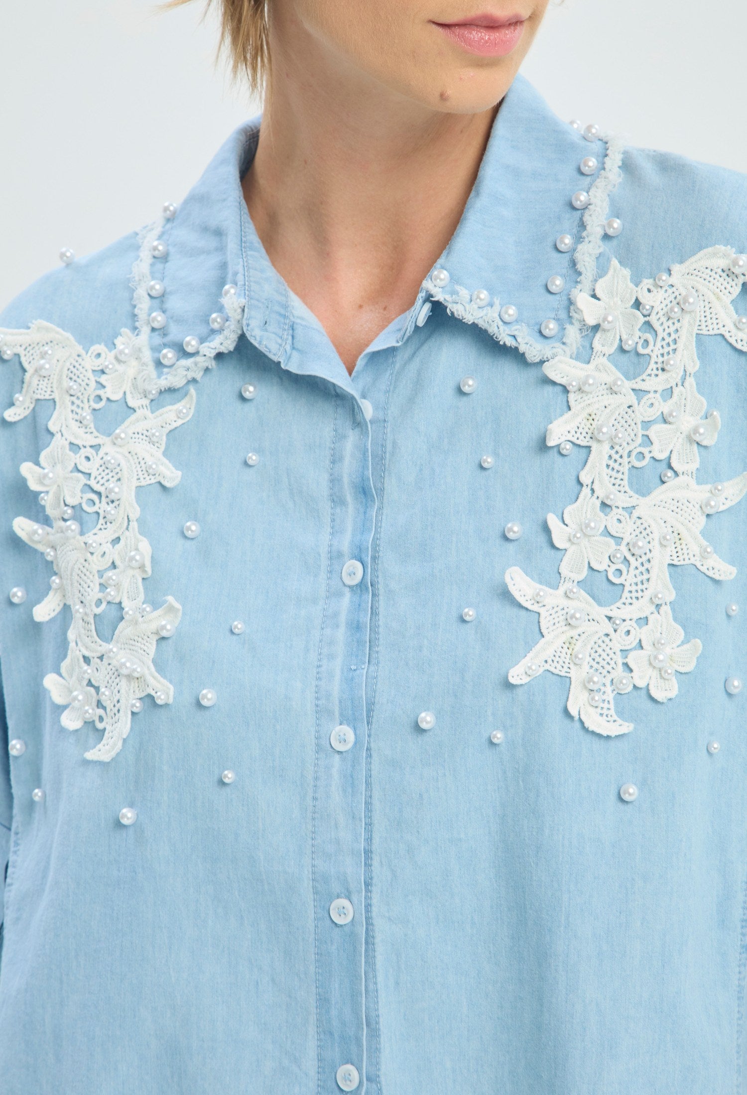 Blusa azul clara manga 3/4 con encaje y perlas BYBLA - vista 4