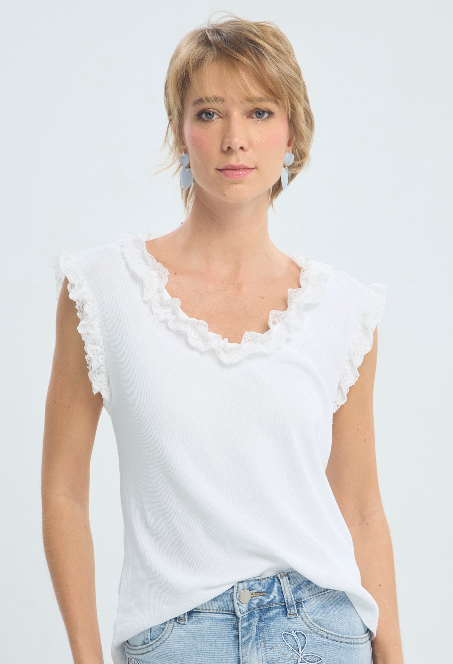 Blusa blanca con boleros de encaje en escote y sisas BYBLA