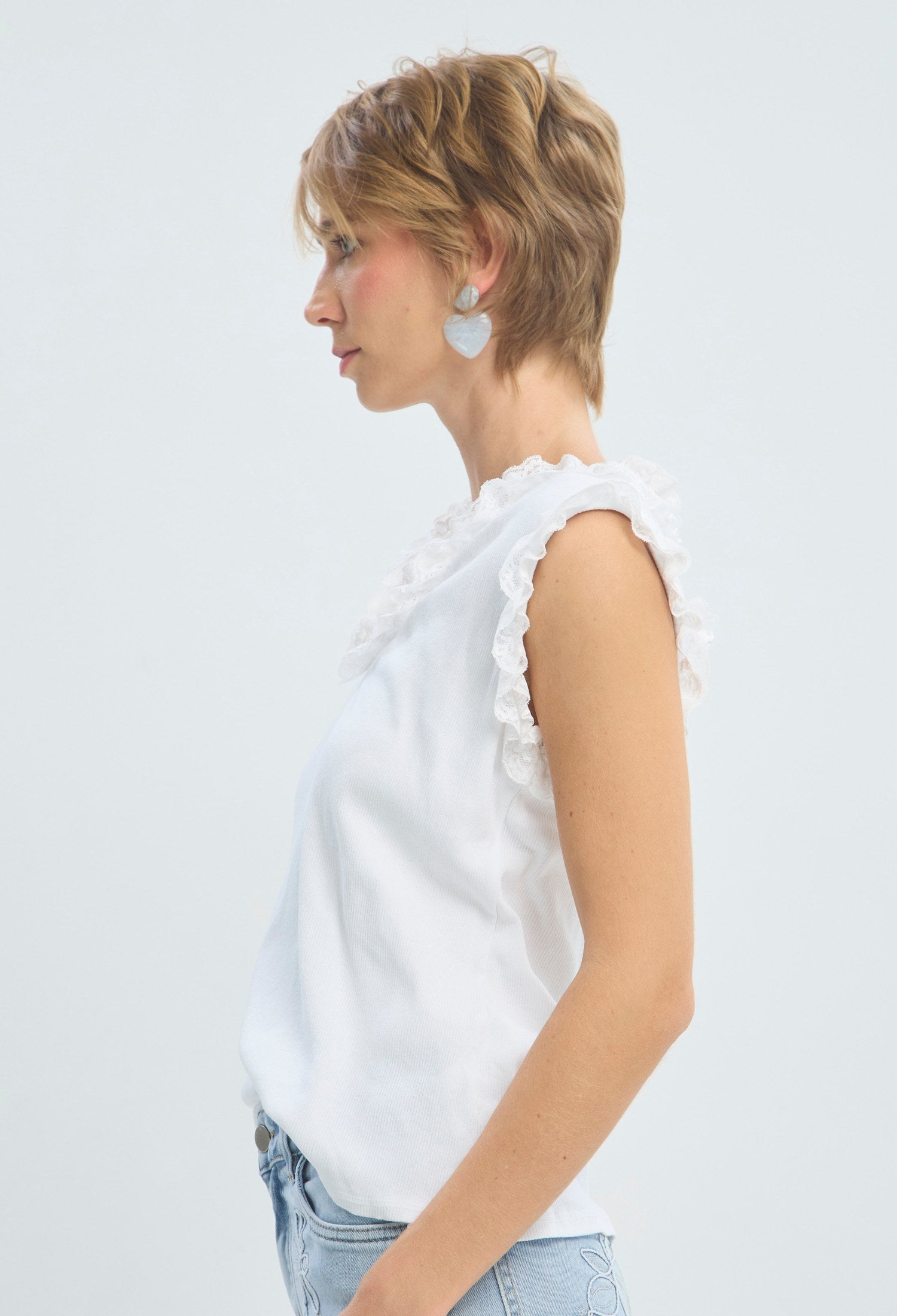 Blusa blanca con boleros de encaje en escote y sisas BYBLA - vista 2
