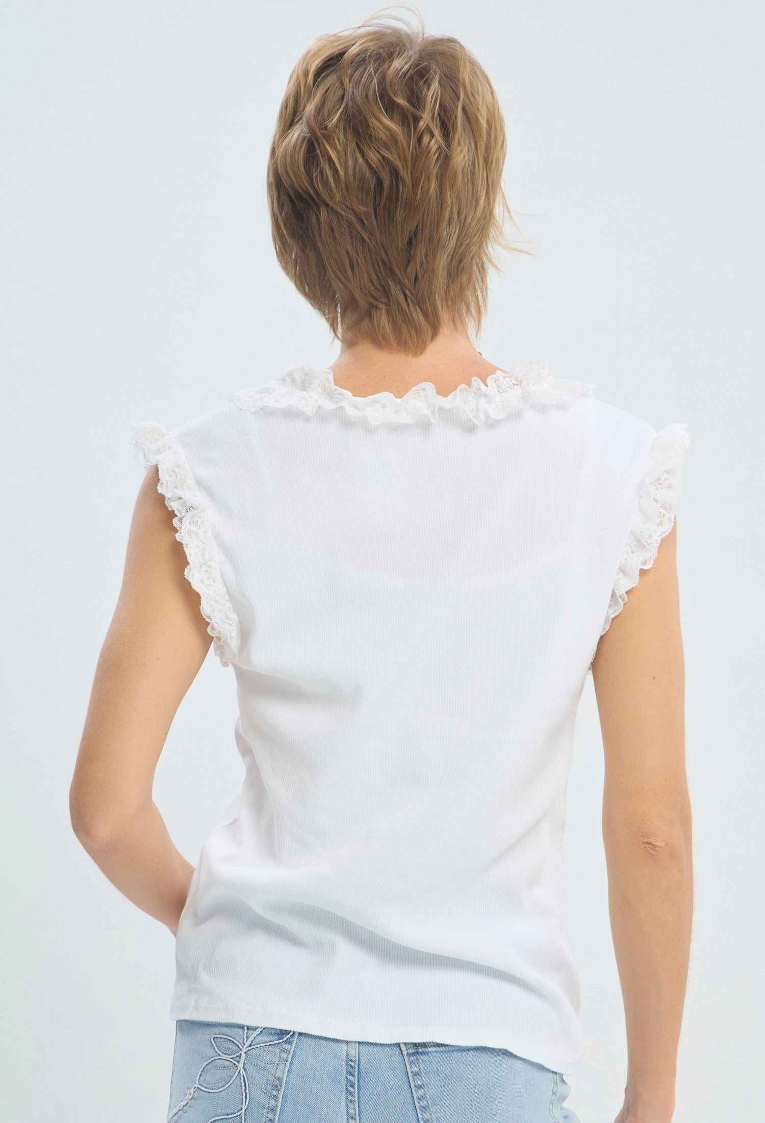 Blusa blanca con boleros de encaje en escote y sisas BYBLA - vista 3
