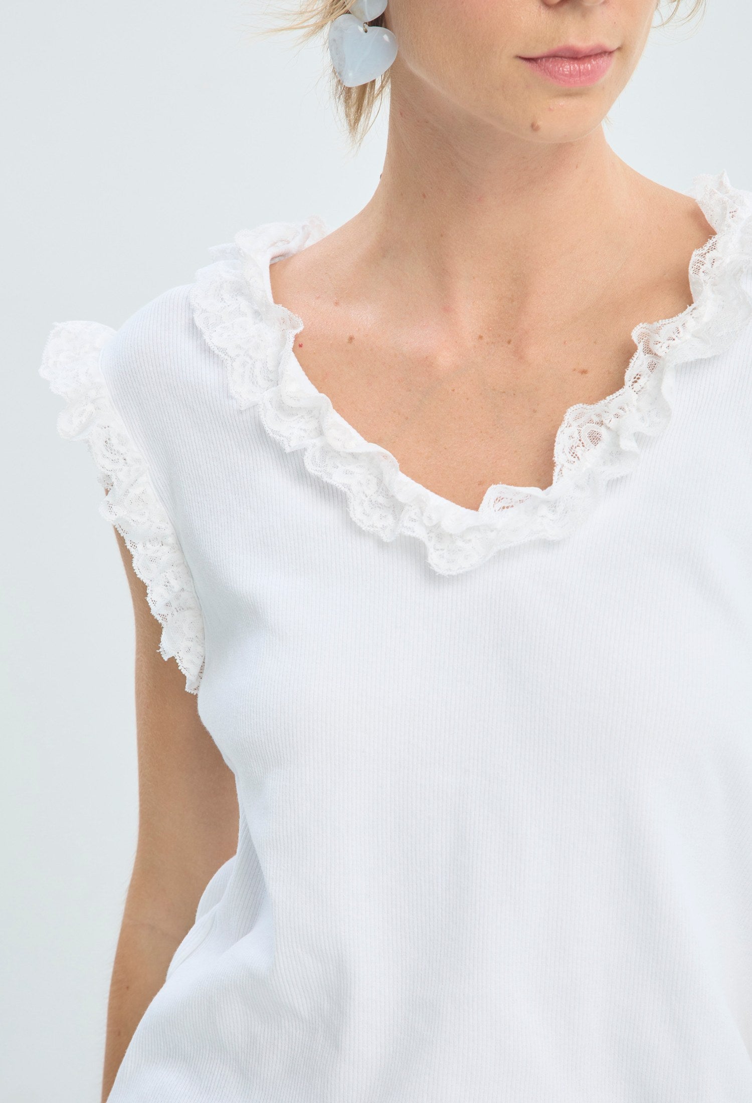 Blusa blanca con boleros de encaje en escote y sisas BYBLA - vista 4