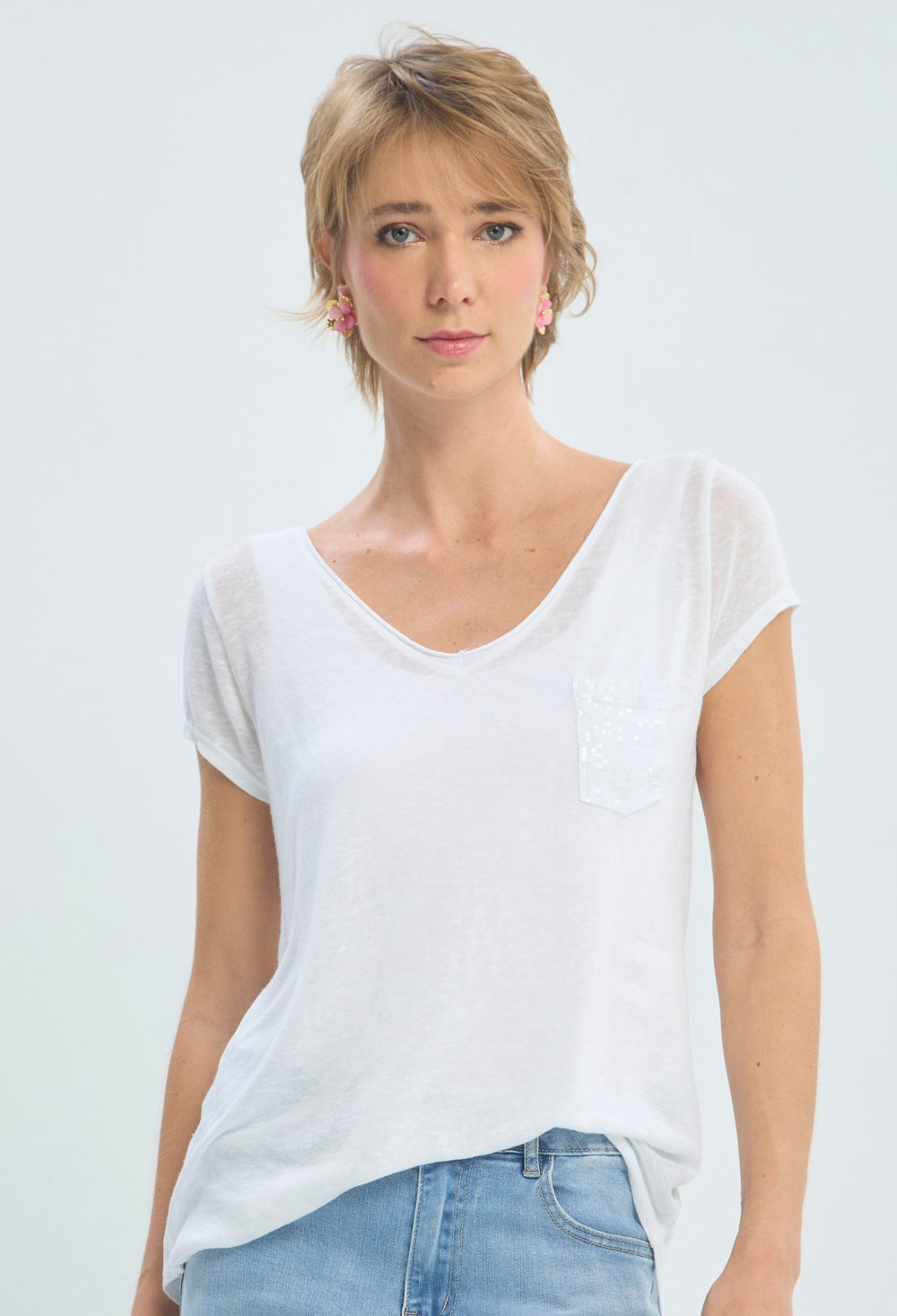 Blusa blanca con encaje en la espalda y bolsillo bordado BYBLA