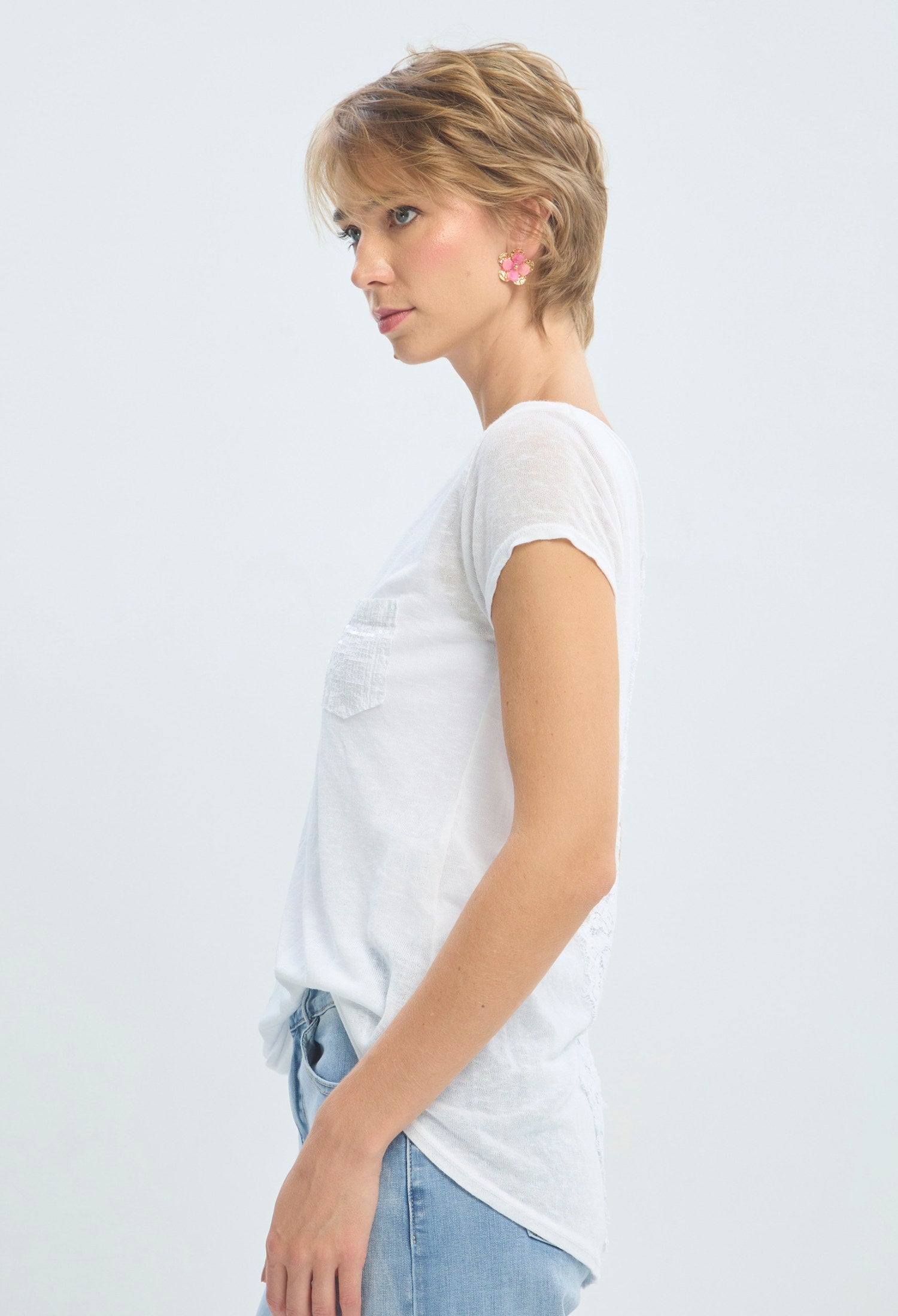 Blusa blanca con encaje en la espalda y bolsillo bordado BYBLA - vista 3