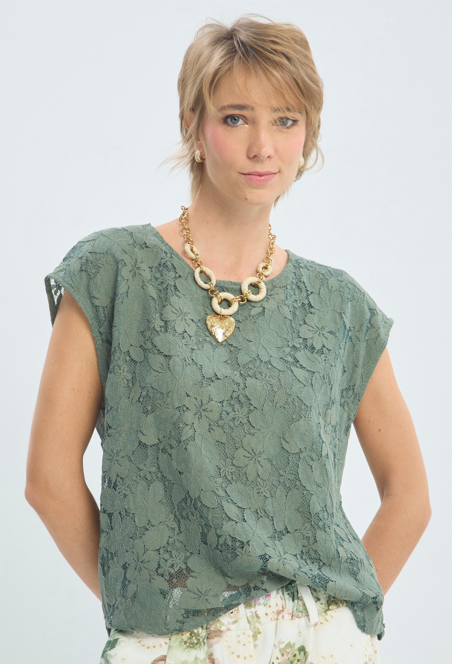 Blusa verde de encaje floral manga corta BYBLA