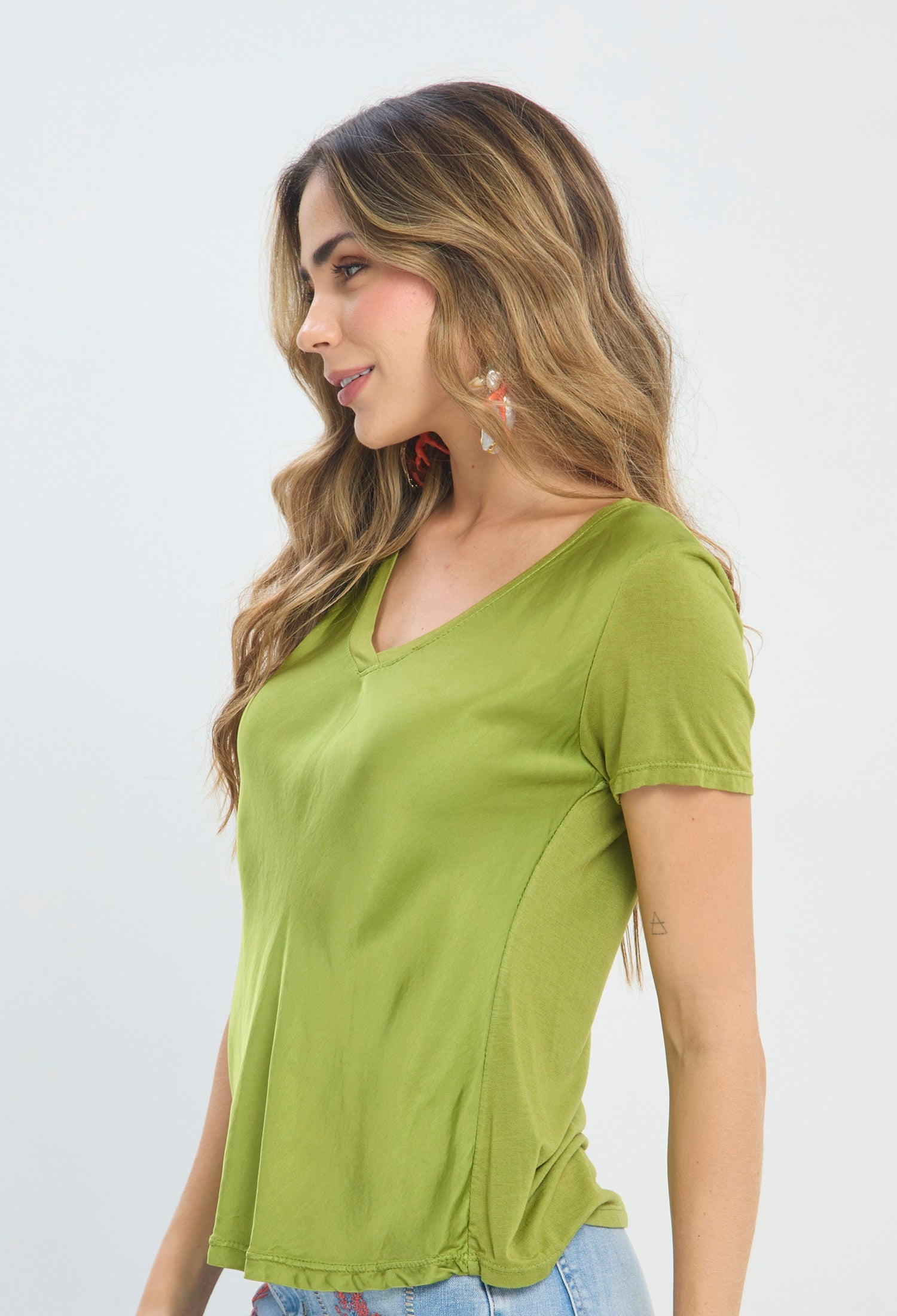 Blusa Satinada Cuello V verde BYBLA Colombia - vista 2