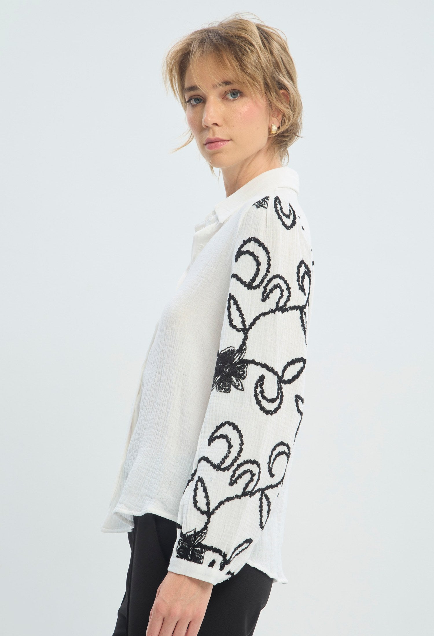 Blusa blanca manga larga con bordado floral negro en las mangas BYBLA - vista 2
