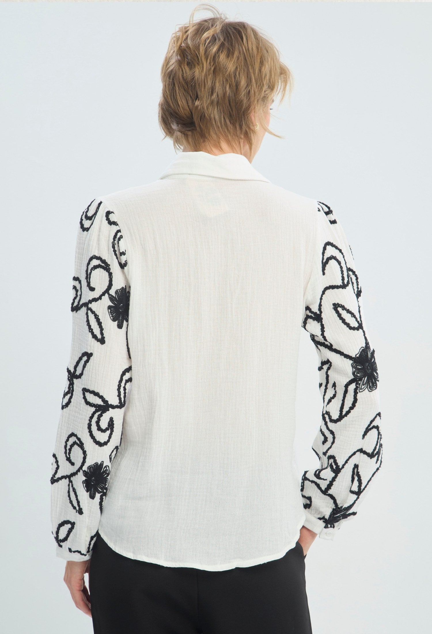 Blusa blanca manga larga con bordado floral negro en las mangas BYBLA - vista 3