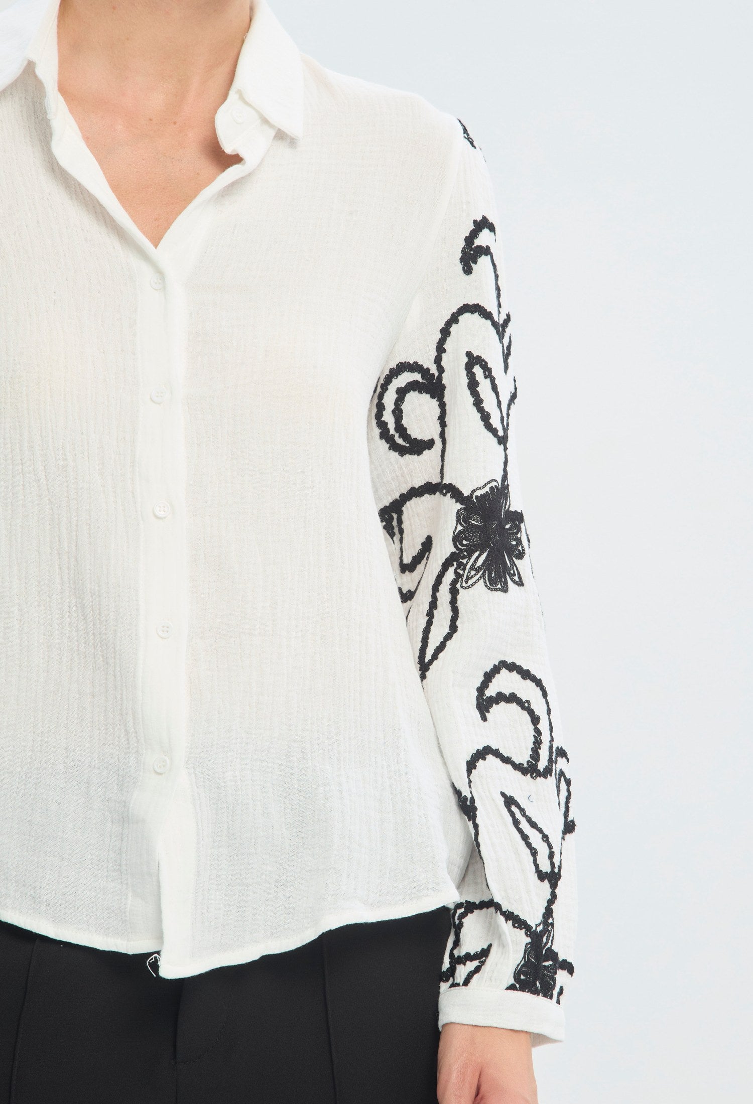 Blusa blanca manga larga con bordado floral negro en las mangas BYBLA - vista 4