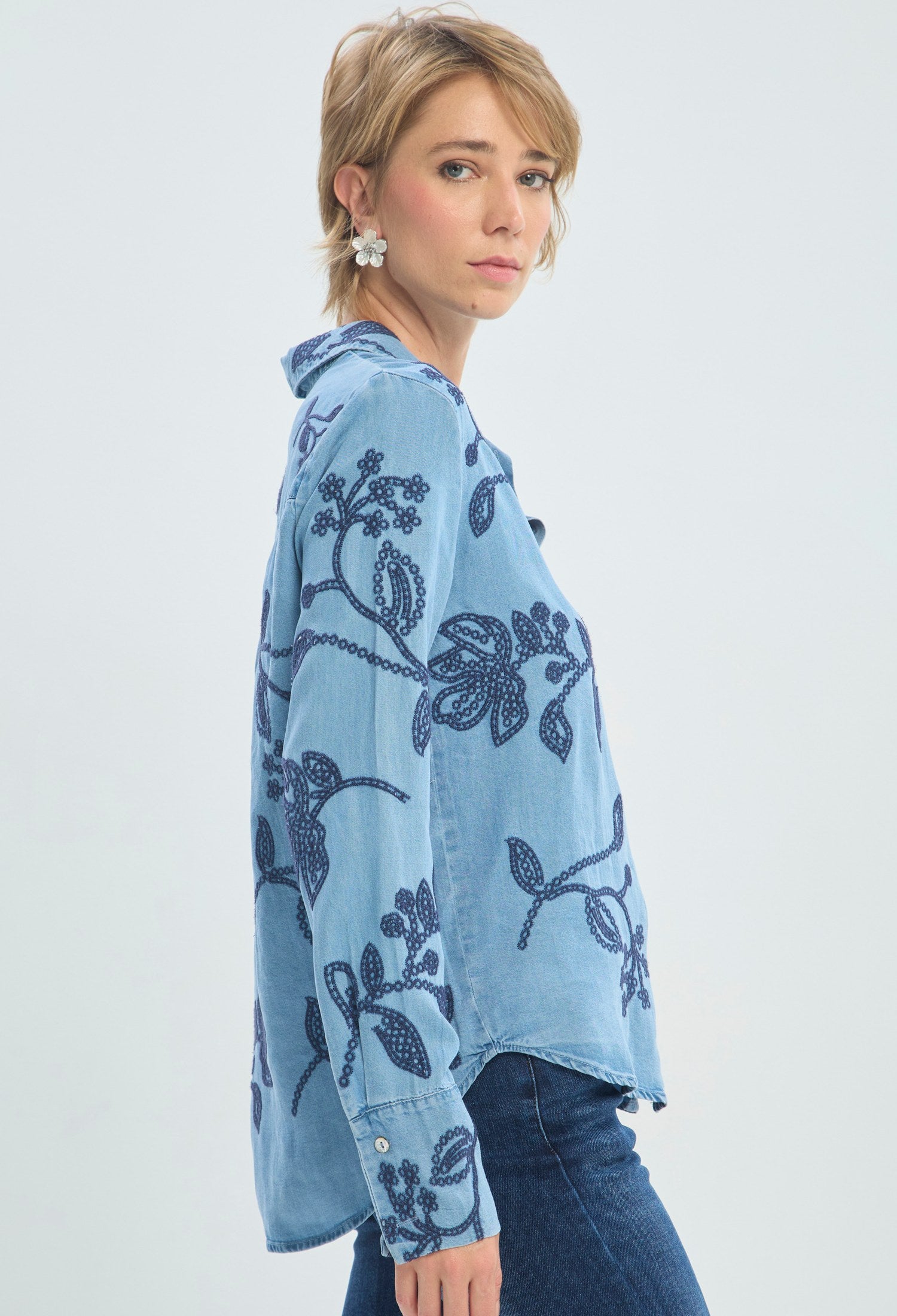Blusa en lyocell azul con bordado de flores BYBLA