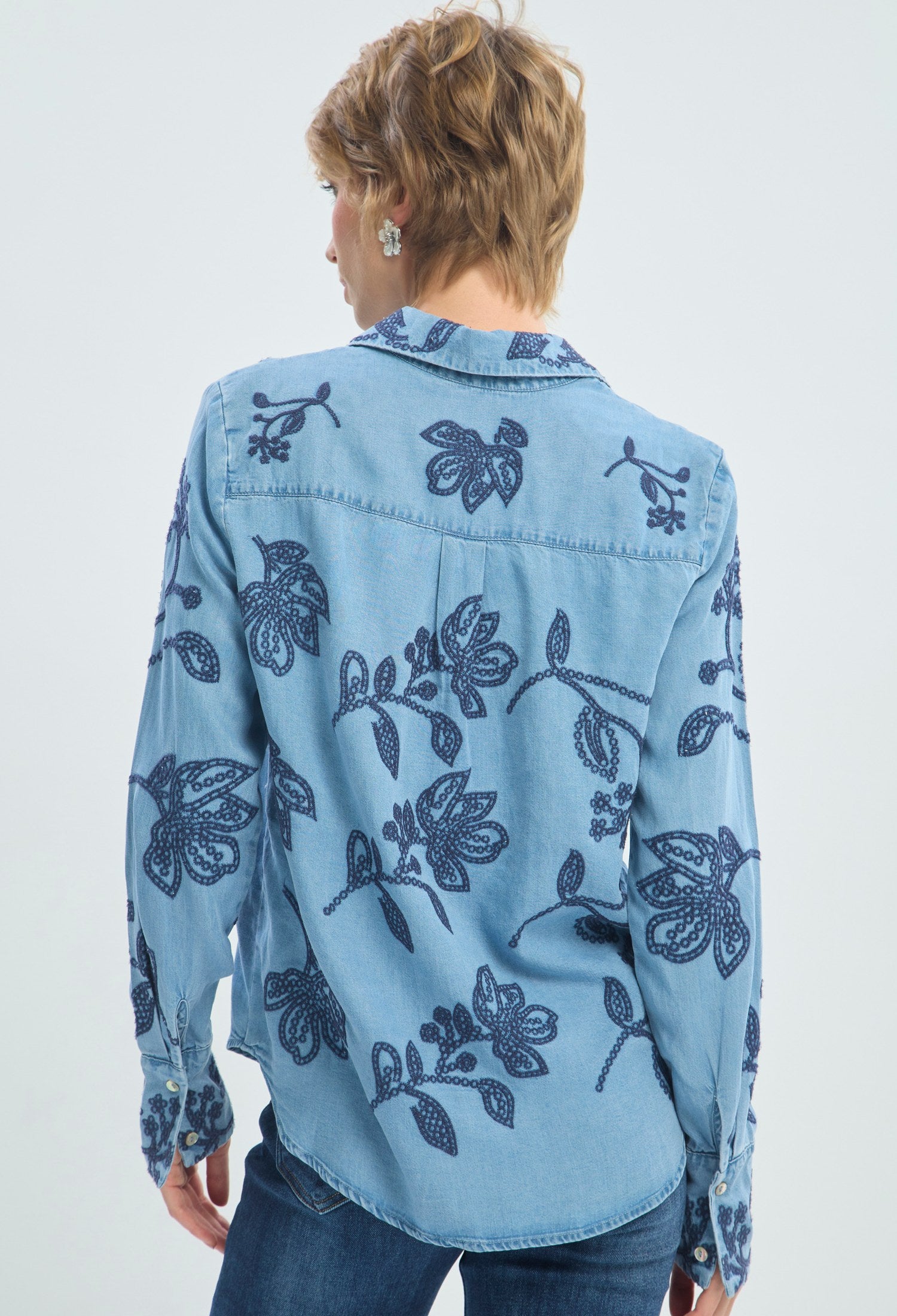 Blusa en lyocell azul con bordado de flores BYBLA - vista 2