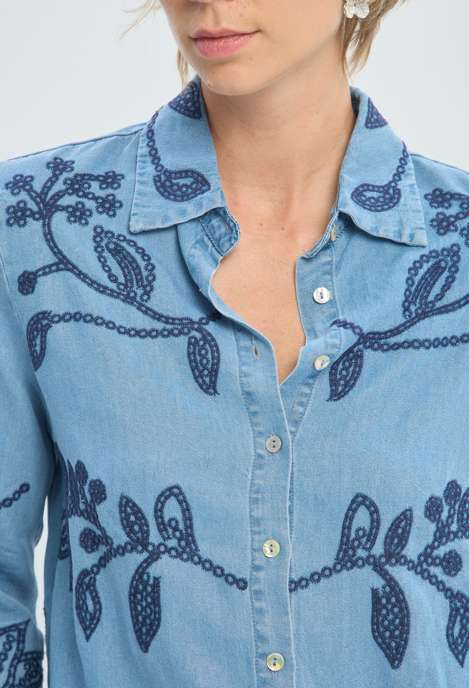 Blusa en lyocell azul con bordado de flores BYBLA - vista 3