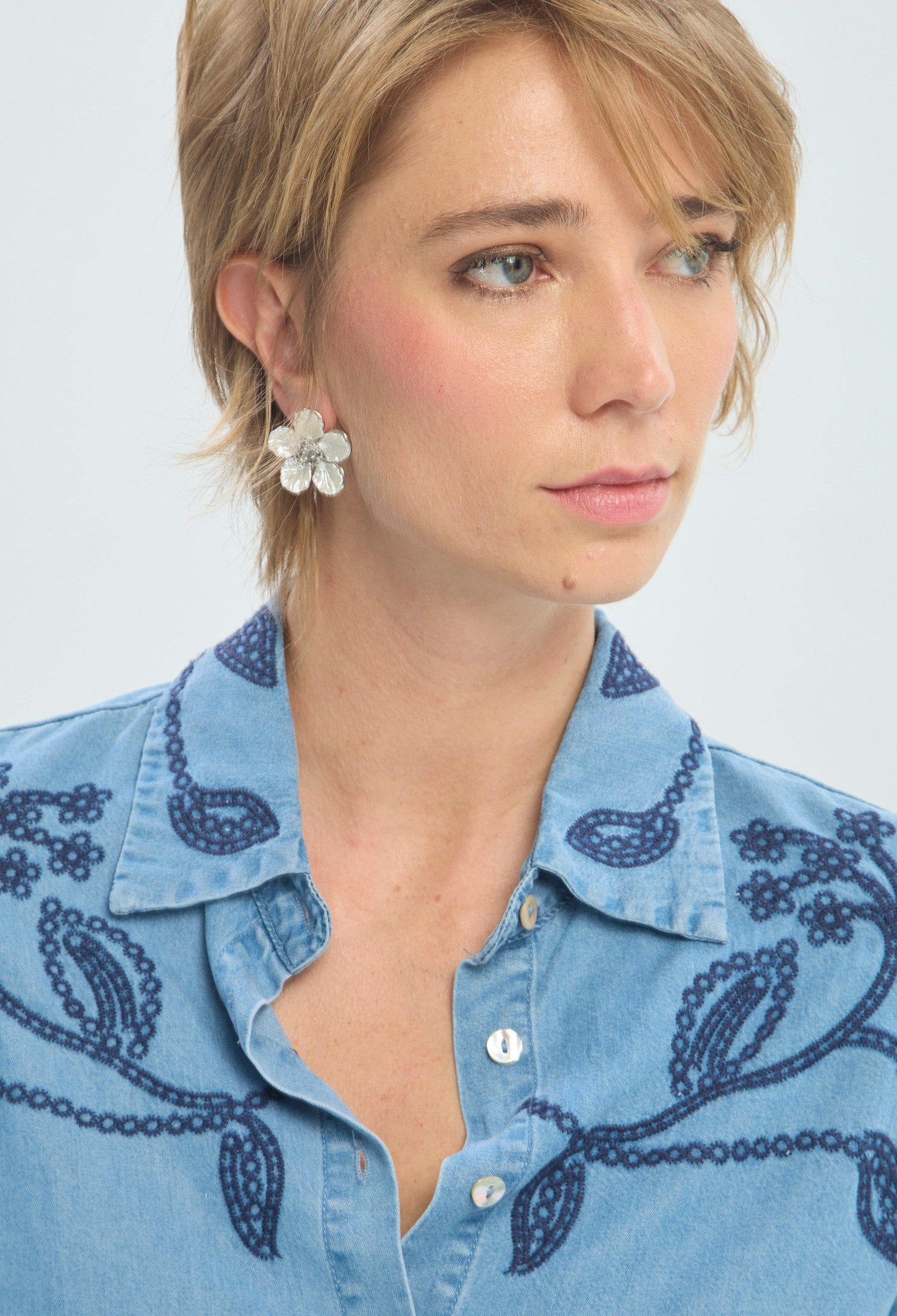 Blusa en lyocell azul con bordado de flores BYBLA - vista 4