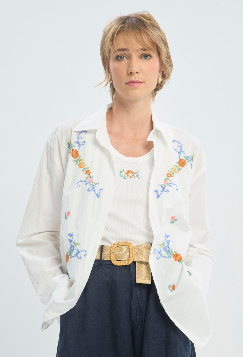Blusa blanca manga larga con bordado de flores multicolor y top interior BYBLA