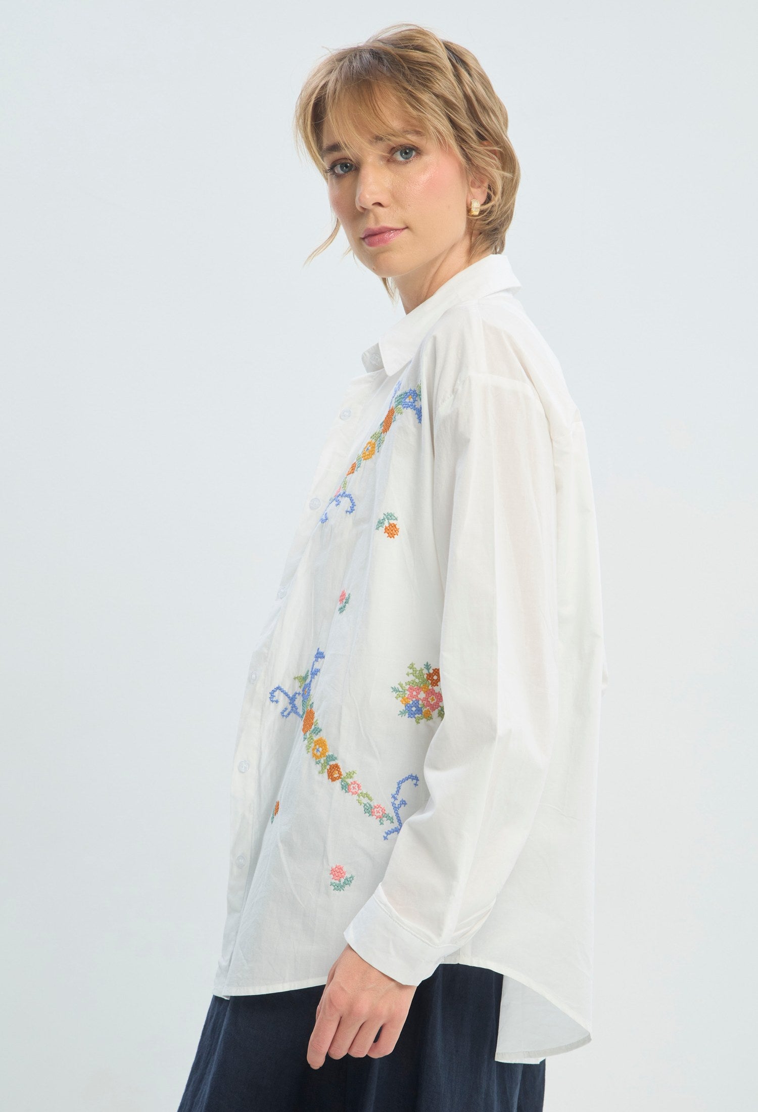 Blusa blanca manga larga con bordado de flores multicolor y top interior BYBLA - vista 3
