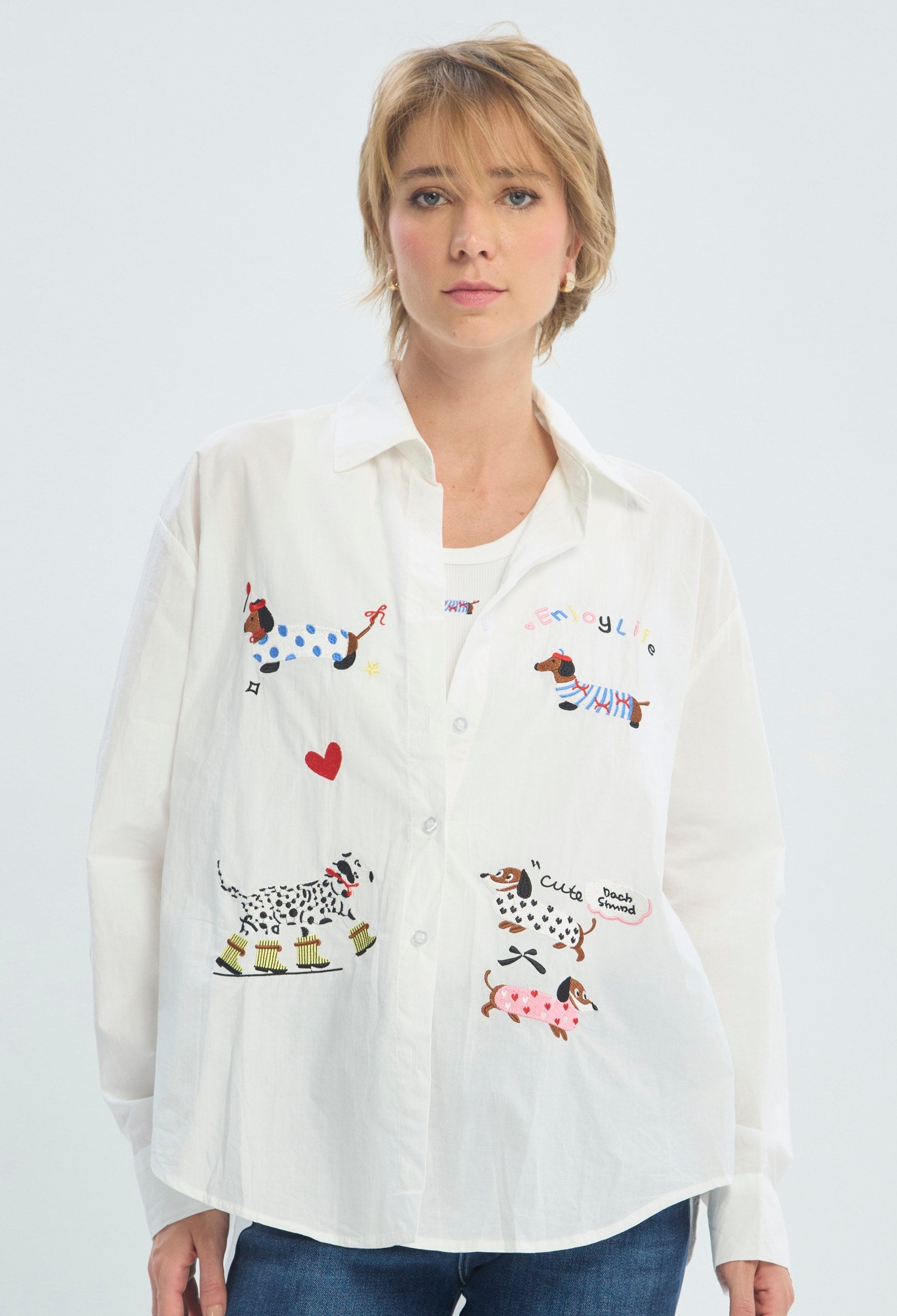 Blusa blanca con bordado de perritos multicolor BYBLA