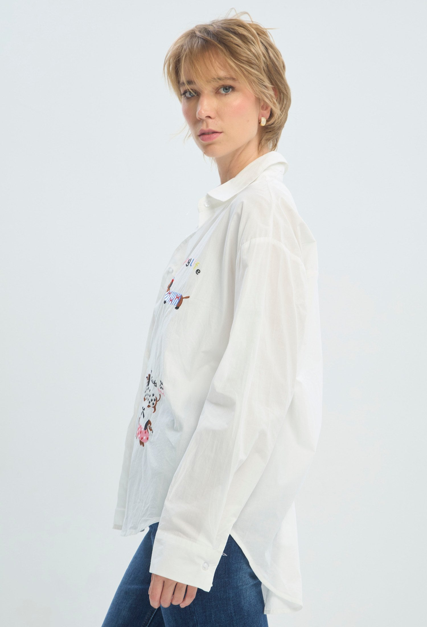 Blusa blanca con bordado de perritos multicolor BYBLA - vista 2