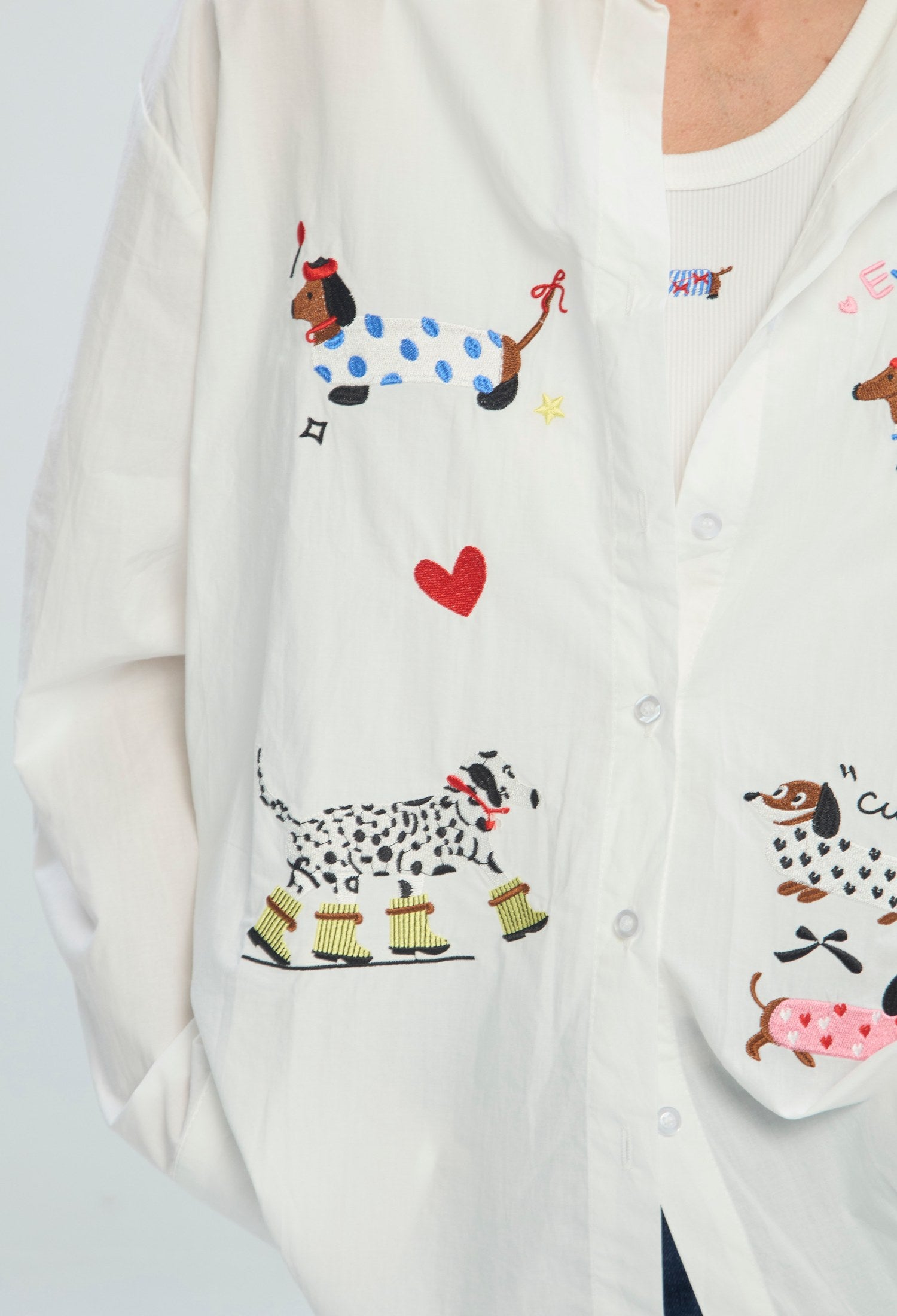 Blusa blanca con bordado de perritos multicolor BYBLA - vista 6