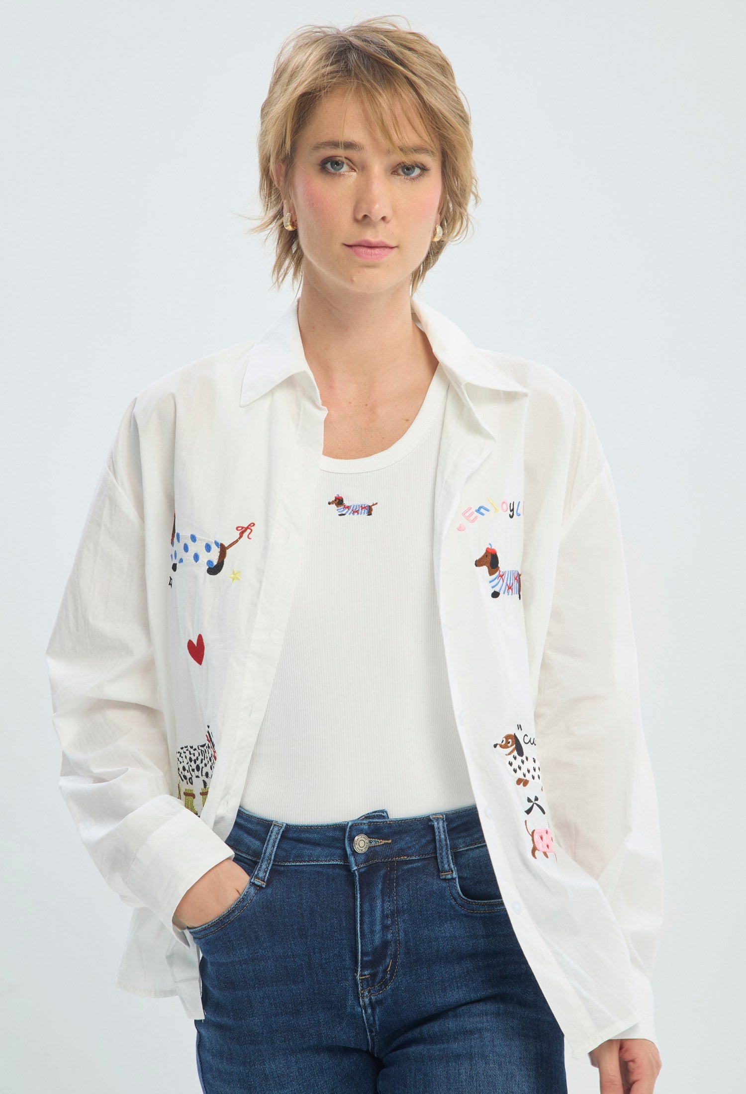 Blusa blanca con bordado de perritos multicolor BYBLA - vista 7