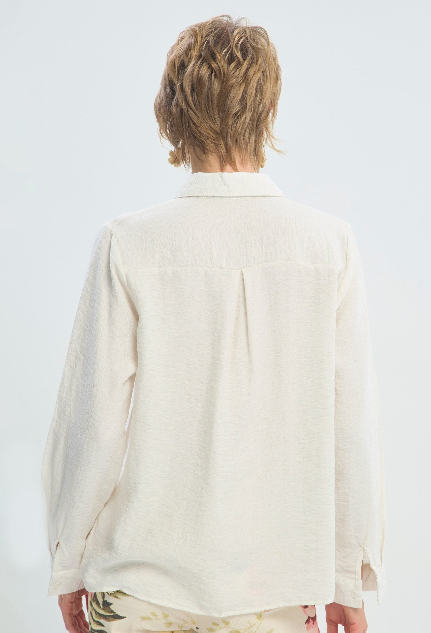 Camisa beige con botones joya dorados BYBLA