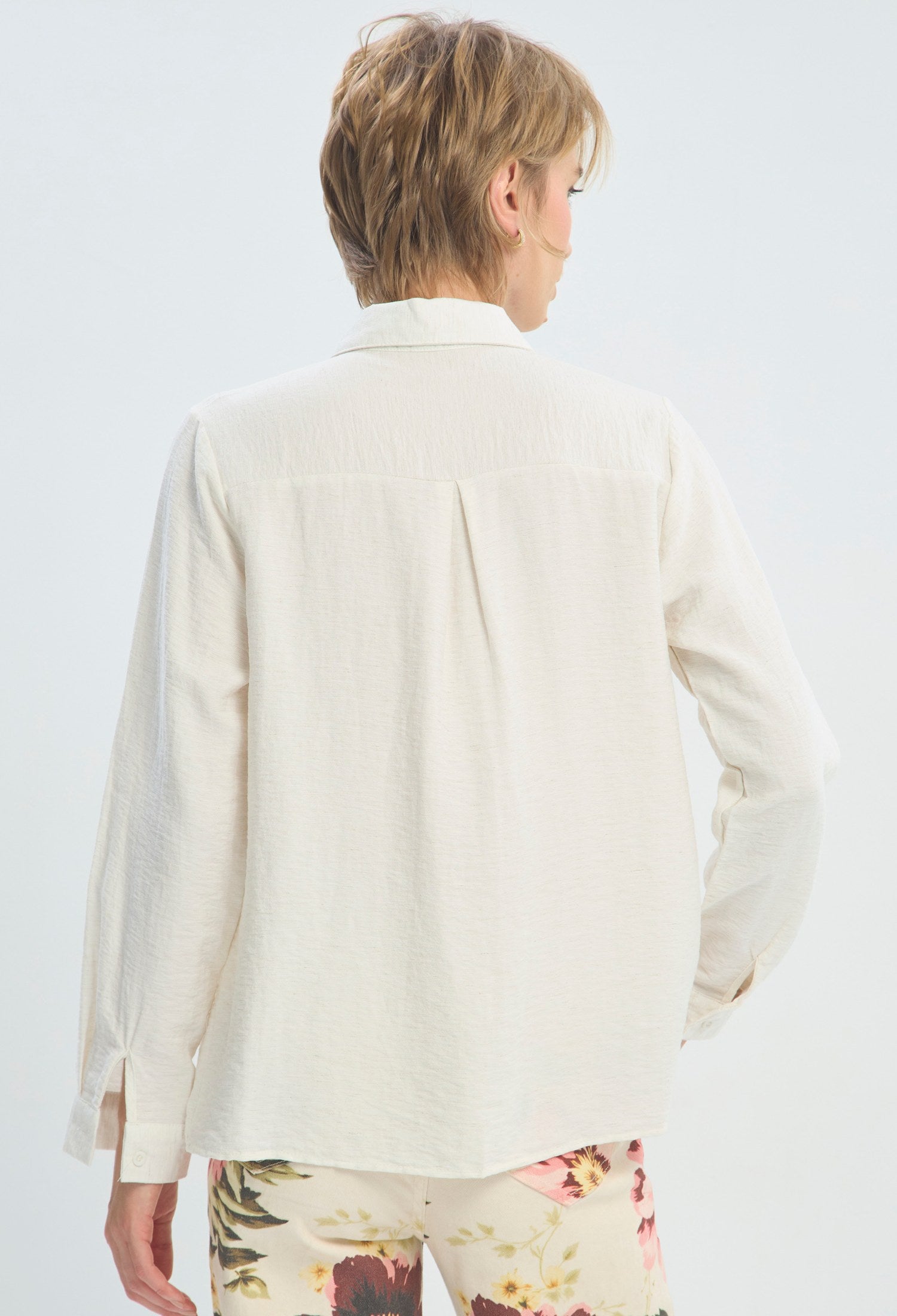 Camisa beige con botones joya dorados BYBLA - vista 4