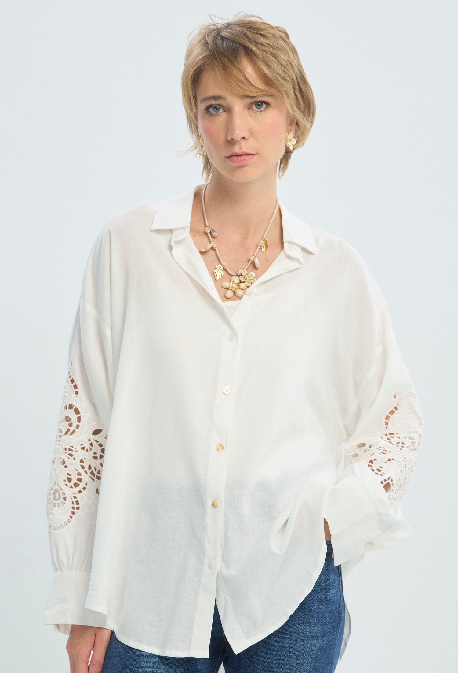 Blusa beige oversized con bordado calado en las mangas BYBLA