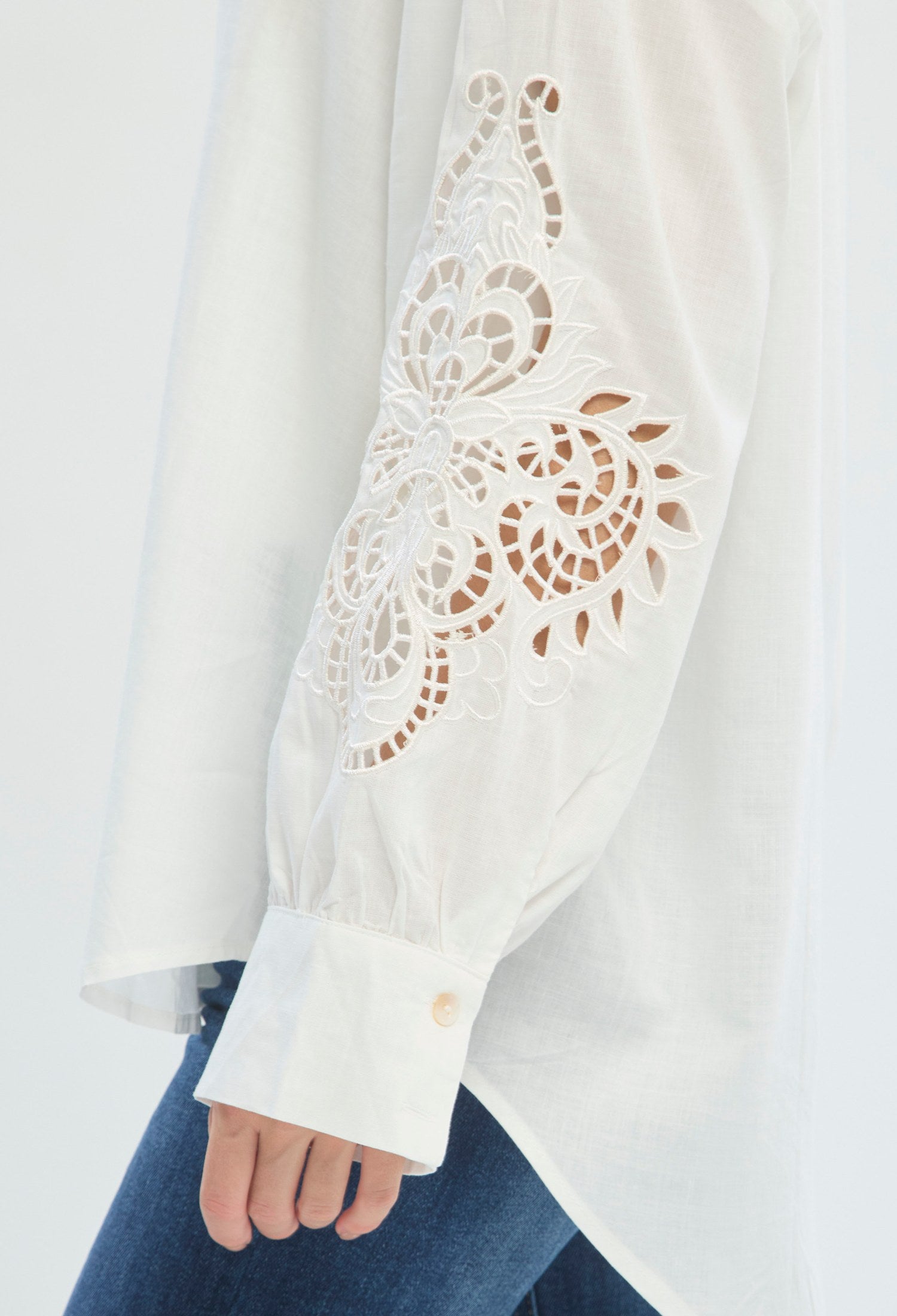 Blusa beige oversized con bordado calado en las mangas BYBLA - vista 2