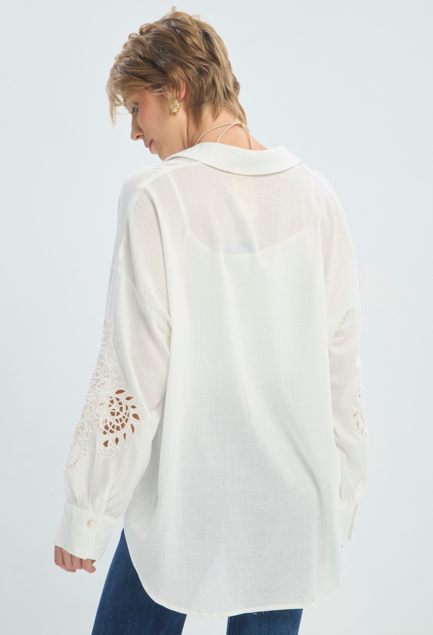 Blusa beige oversized con bordado calado en las mangas BYBLA - vista 3