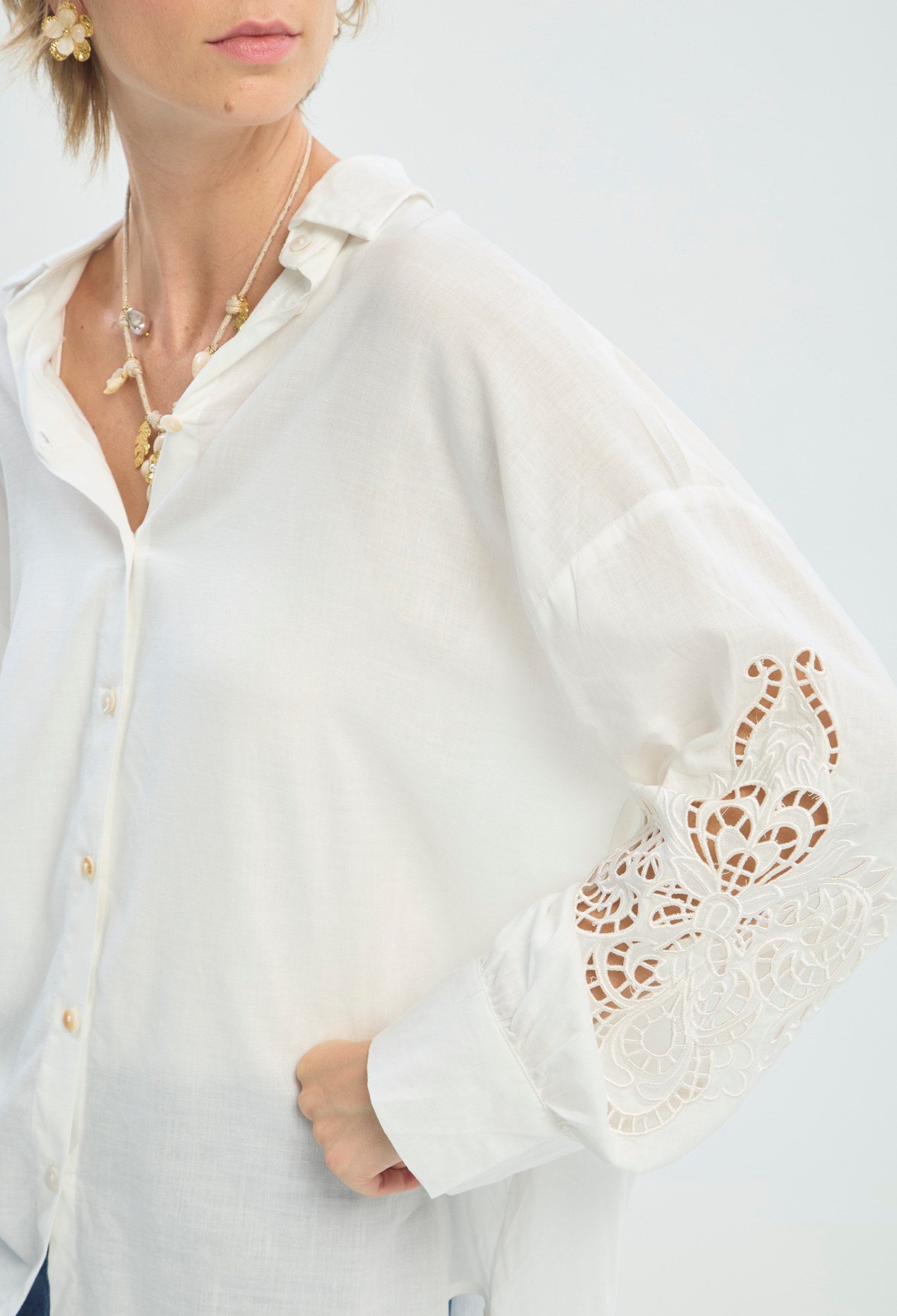 Blusa beige oversized con bordado calado en las mangas BYBLA - vista 4