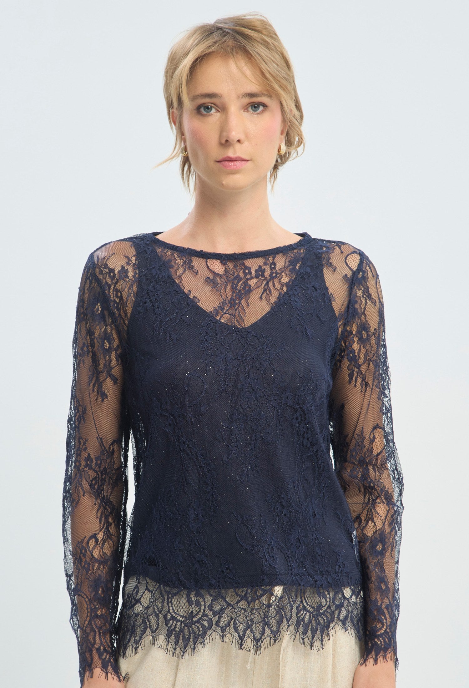 Blusa de encaje azul oscuro con transparencias BYBLA