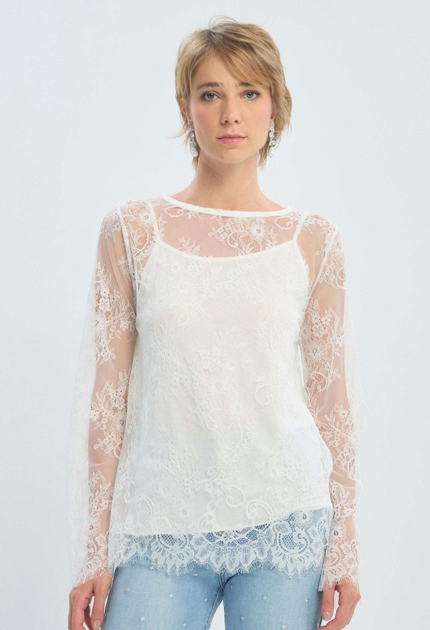 Blusa de encaje blanca con transparencias BYBLA
