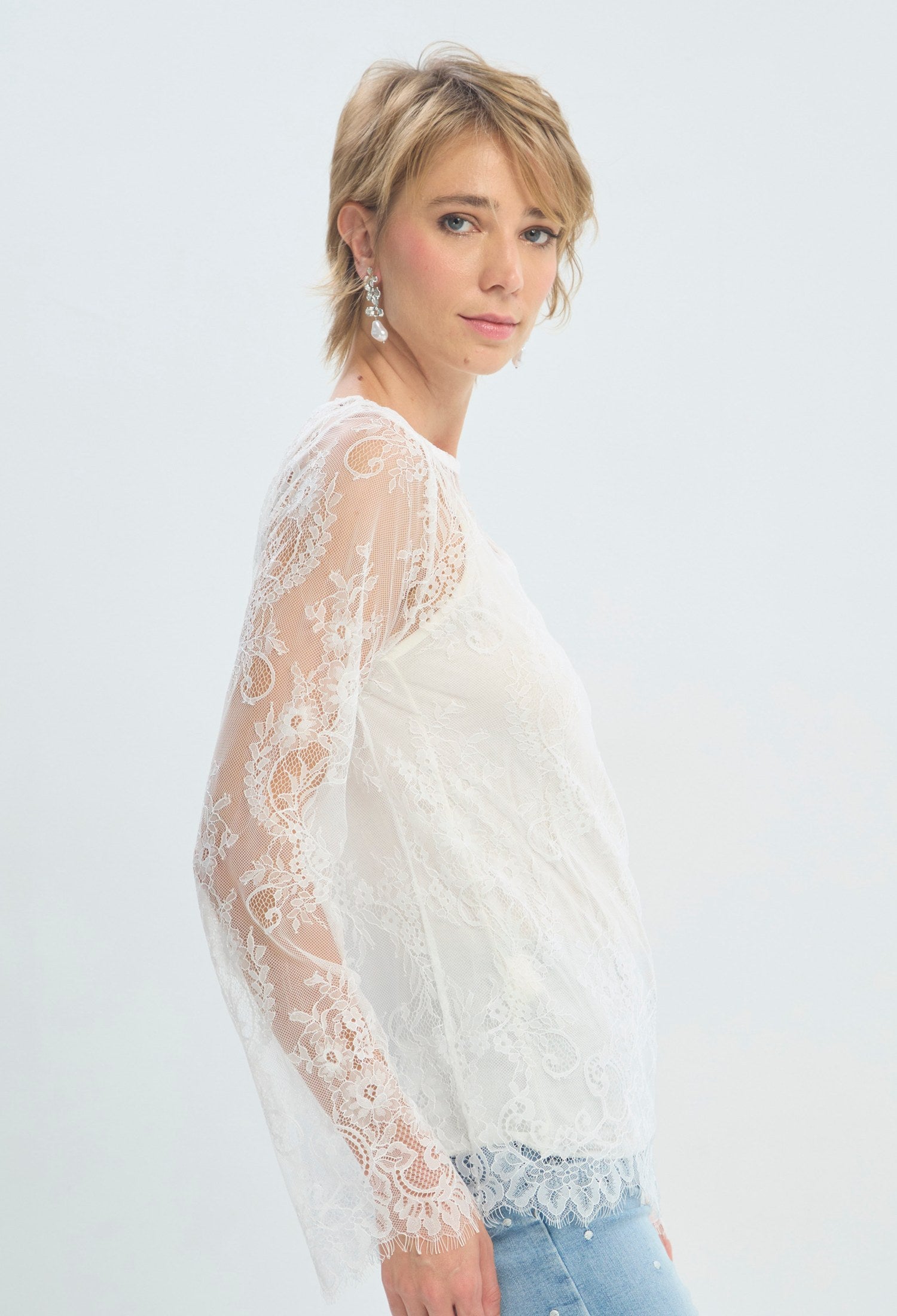 Blusa de encaje blanca con transparencias BYBLA - vista 2