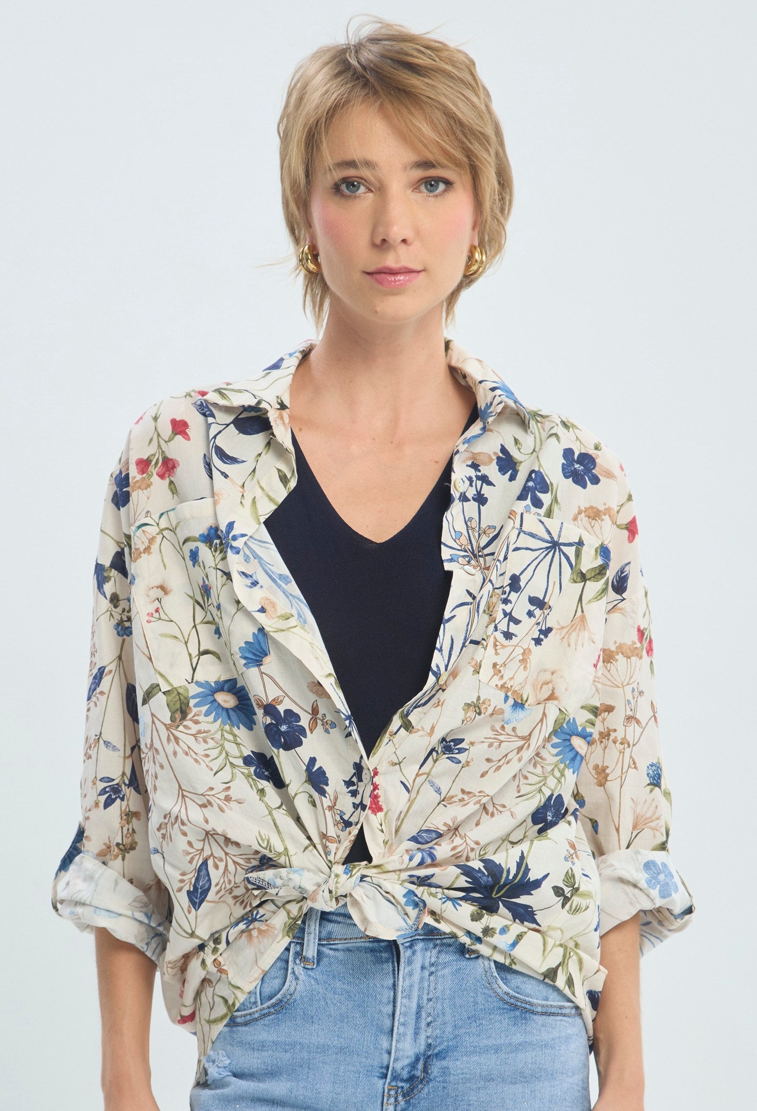 Blusa manga larga con estampado floral sobre fondo crudo BYBLA