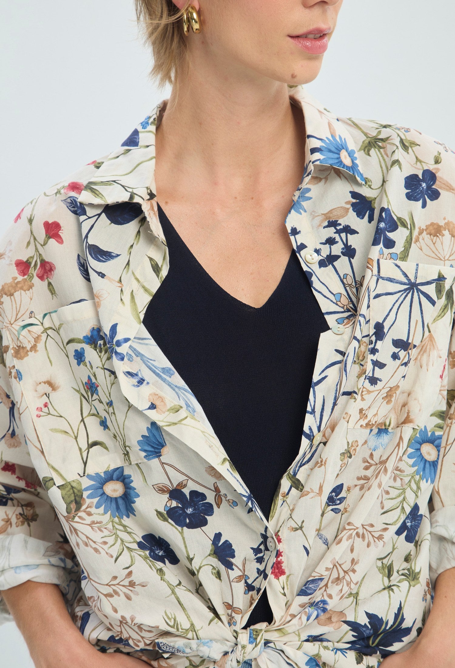 Blusa manga larga con estampado floral sobre fondo crudo BYBLA - vista 4