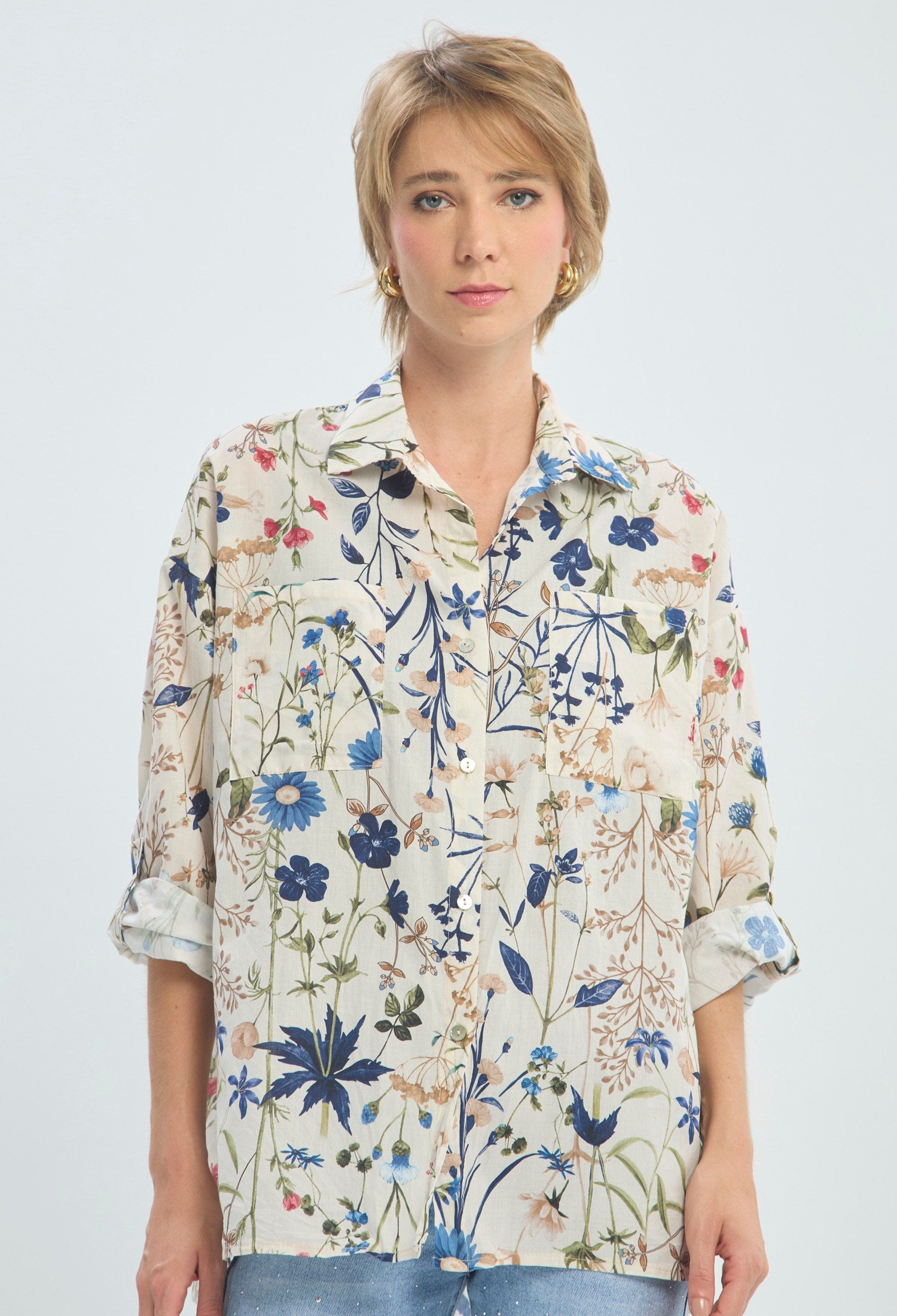 Blusa manga larga con estampado floral sobre fondo crudo BYBLA - vista 5