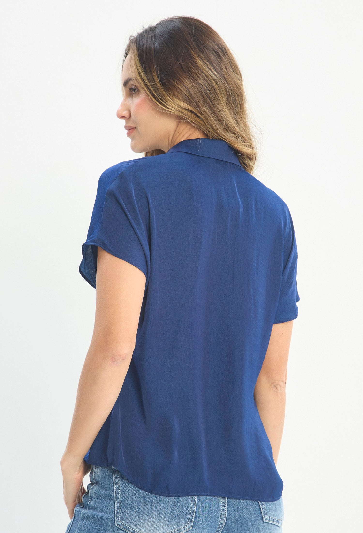 Mujer luciendo blusa azul BYBLA - Mao Botonadura Frontal - vista 3
