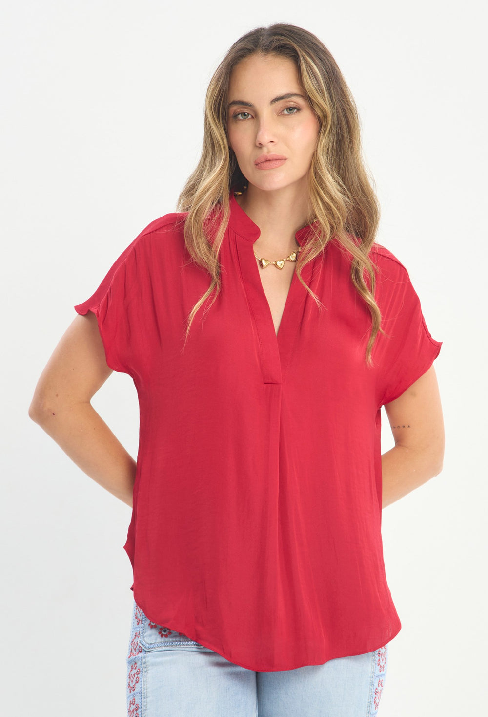 Mujer luciendo blusa rojo BYBLA - Mao Detalle Dorado
