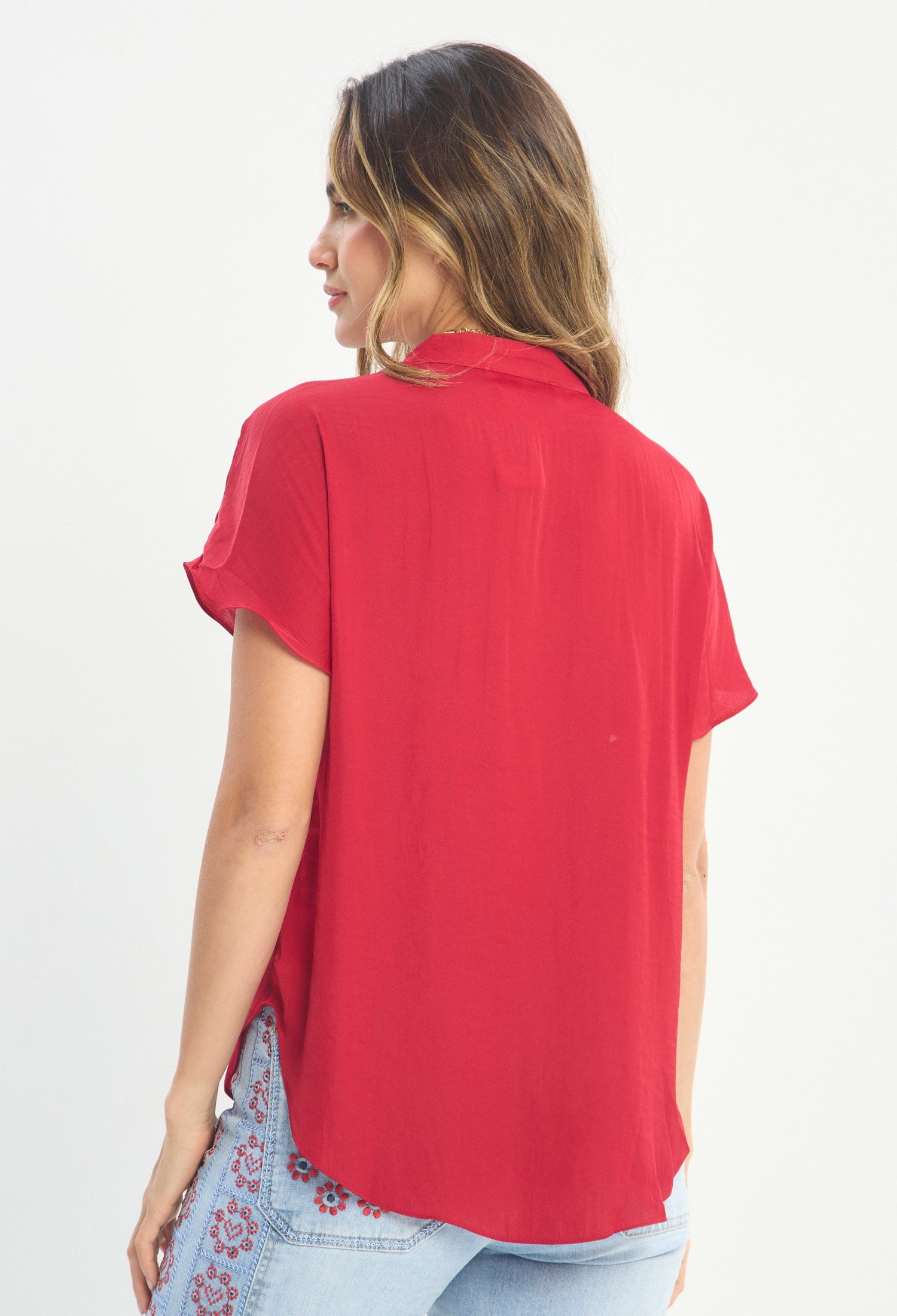 Mujer luciendo blusa rojo BYBLA - Mao Detalle Dorado - vista 3