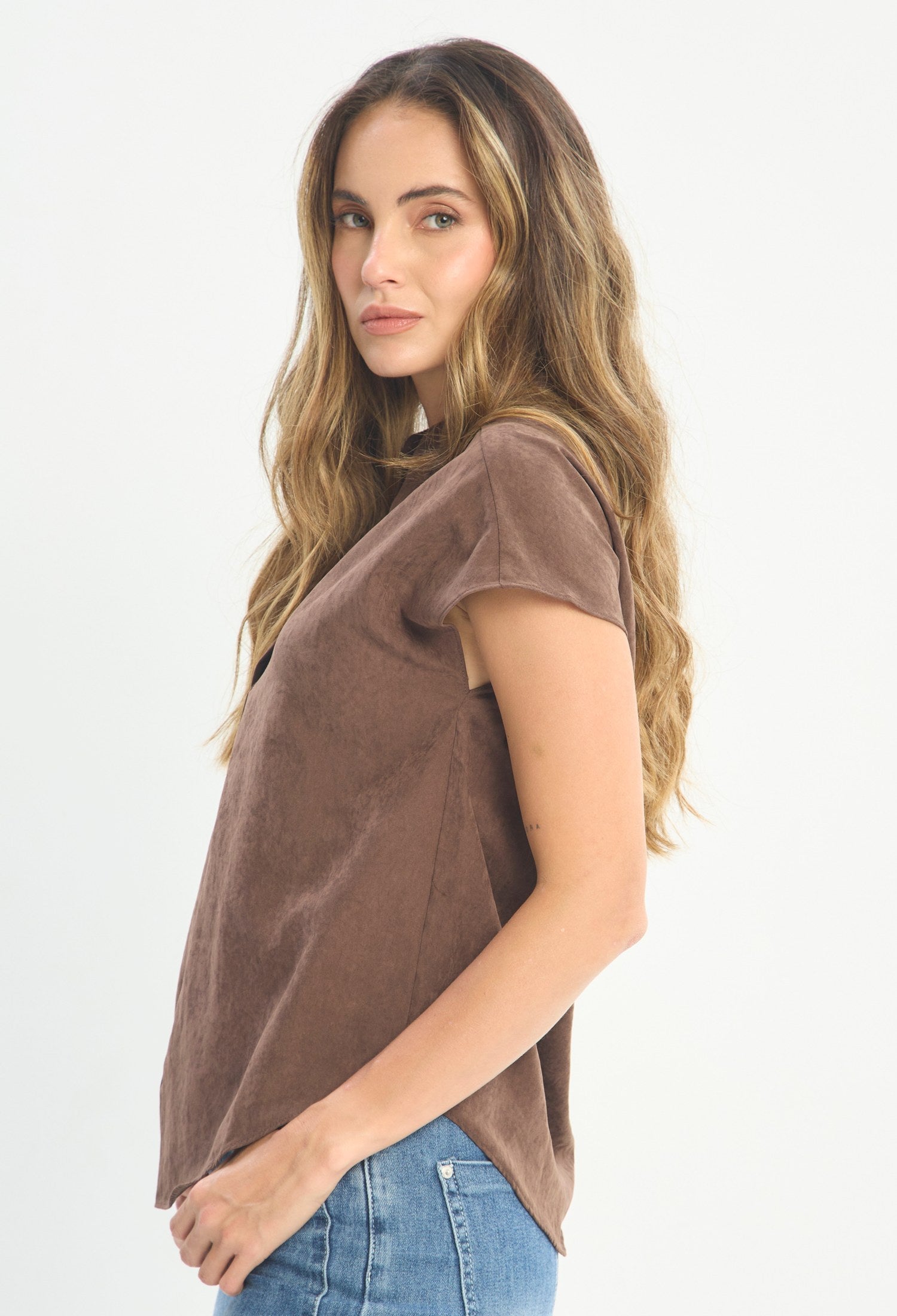 Mujer luciendo blusa marrón BYBLA - Mao Manga Corta Vuelta - vista 2