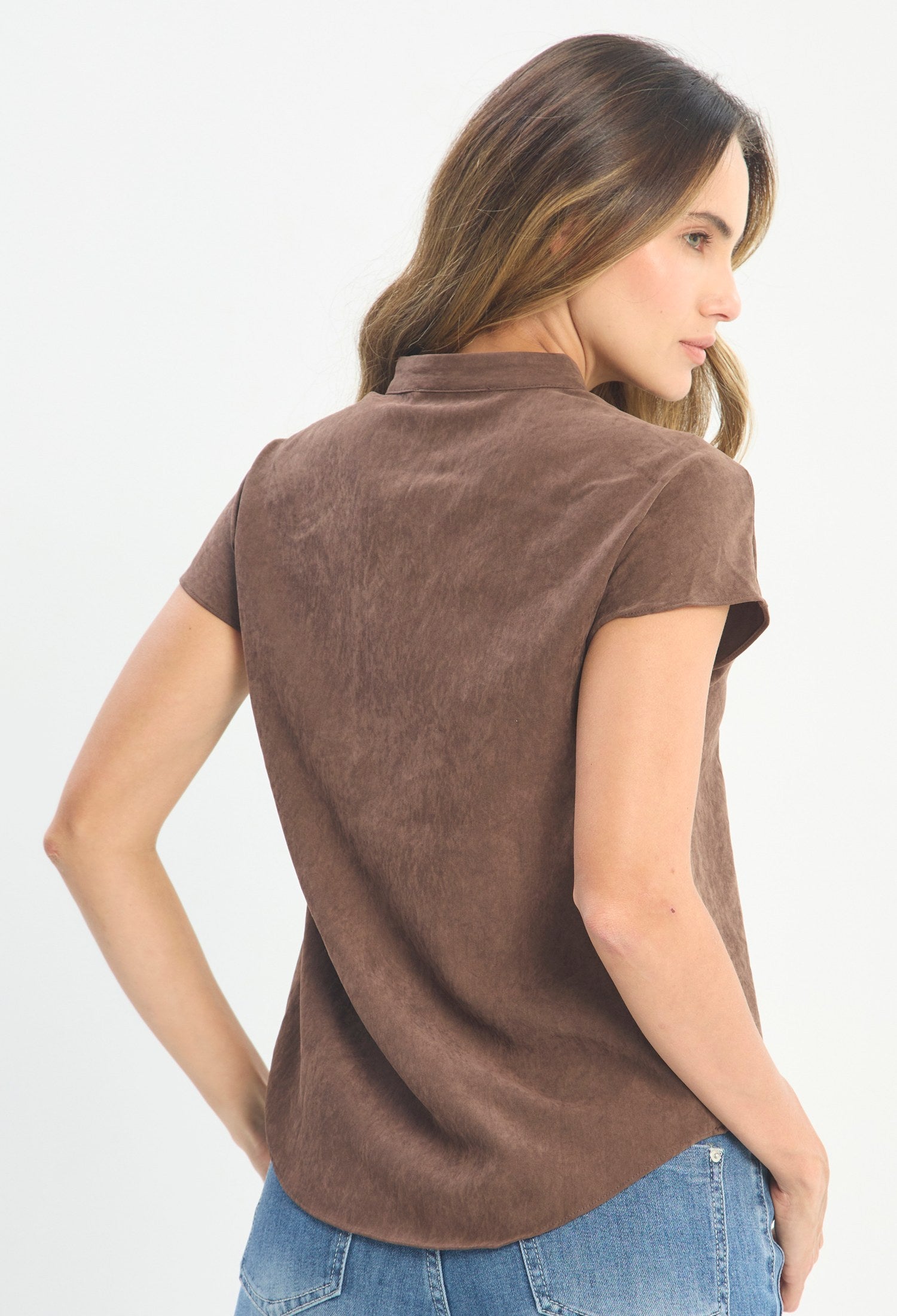 Mujer luciendo blusa marrón BYBLA - Mao Manga Corta Vuelta - vista 3