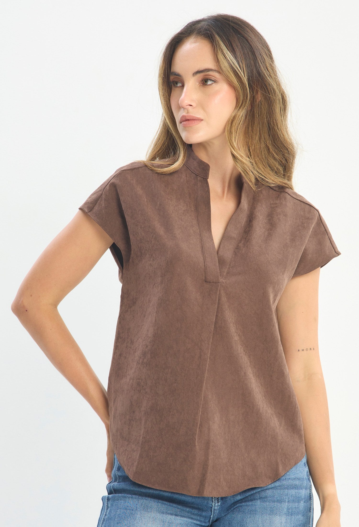 Mujer luciendo blusa marrón BYBLA - Mao Manga Corta Vuelta - vista 4
