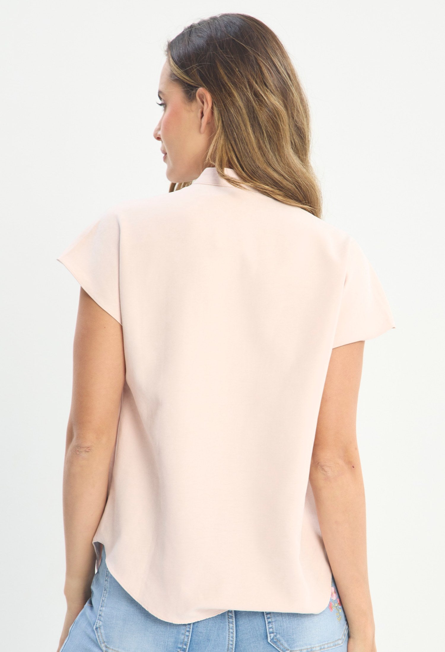 Mujer luciendo blusa rosa BYBLA - Mao Viscosa Bajo Curvo - vista 3