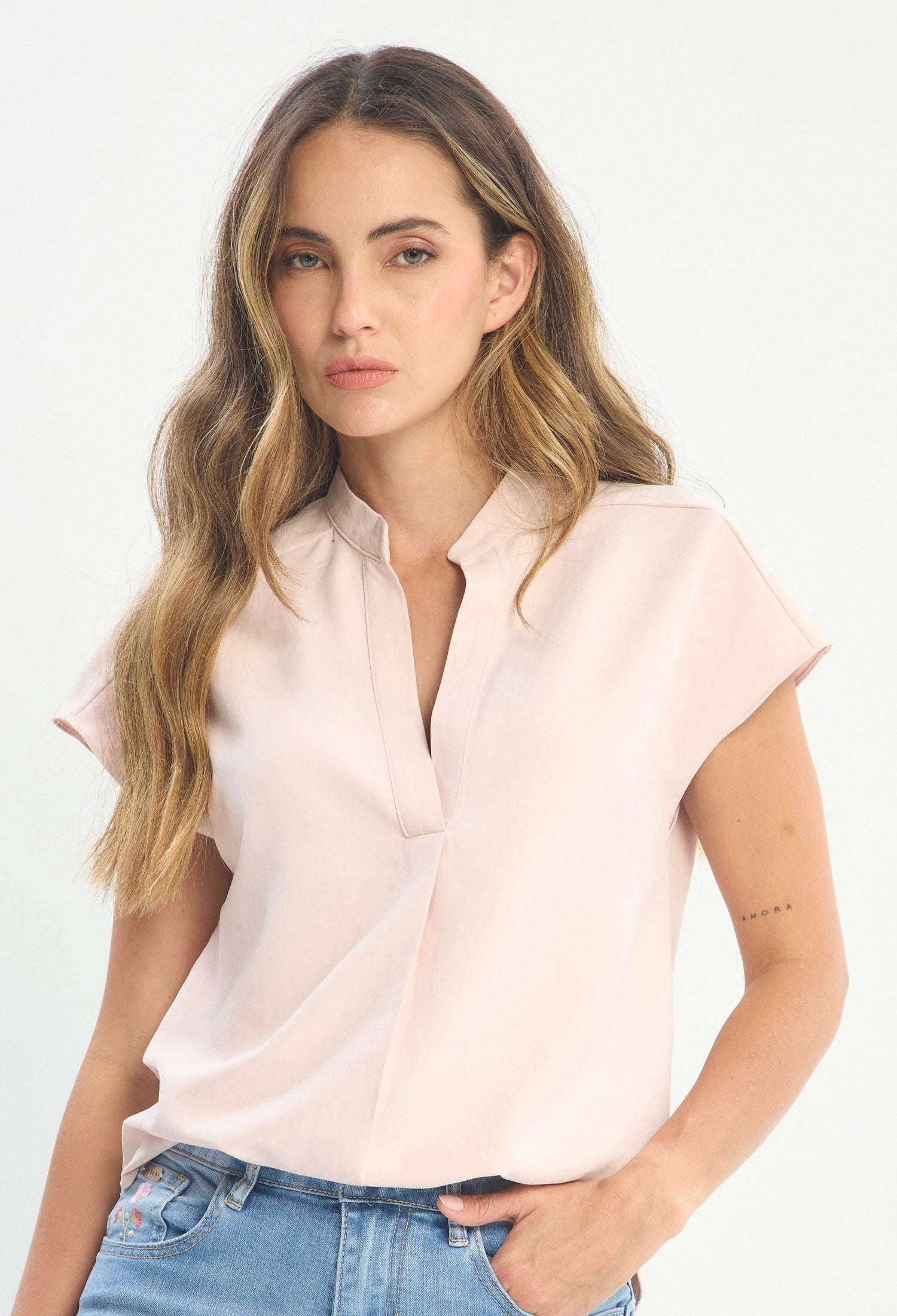 Mujer luciendo blusa rosa BYBLA - Mao Viscosa Bajo Curvo - vista 4
