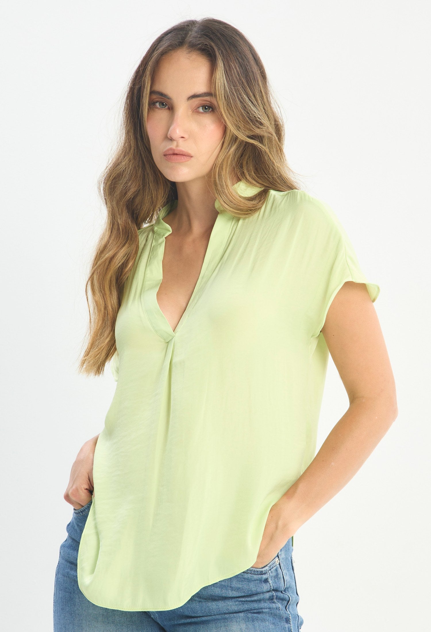 Mujer luciendo blusa verde BYBLA - Mao Viscosa Manga Corta - vista 4