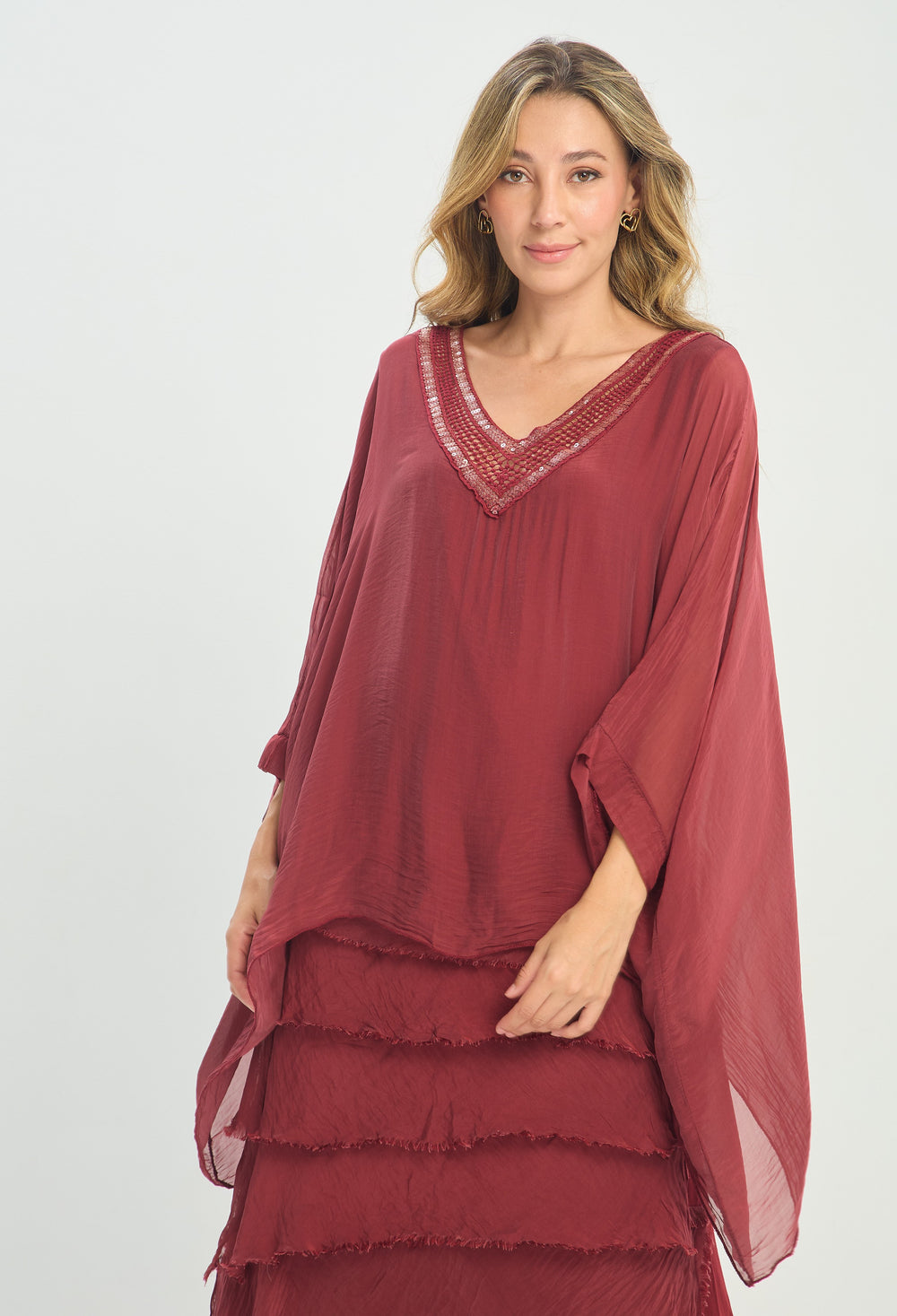Blusa Poncho Seda Cuello V con Lentejuelas vinotinto BYBLA