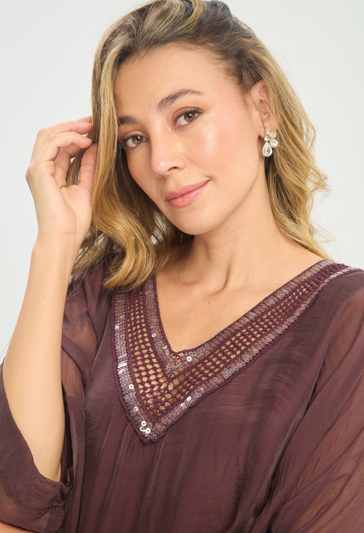 Blusa Poncho Seda Cuello V con Lentejuelas uva BYBLA