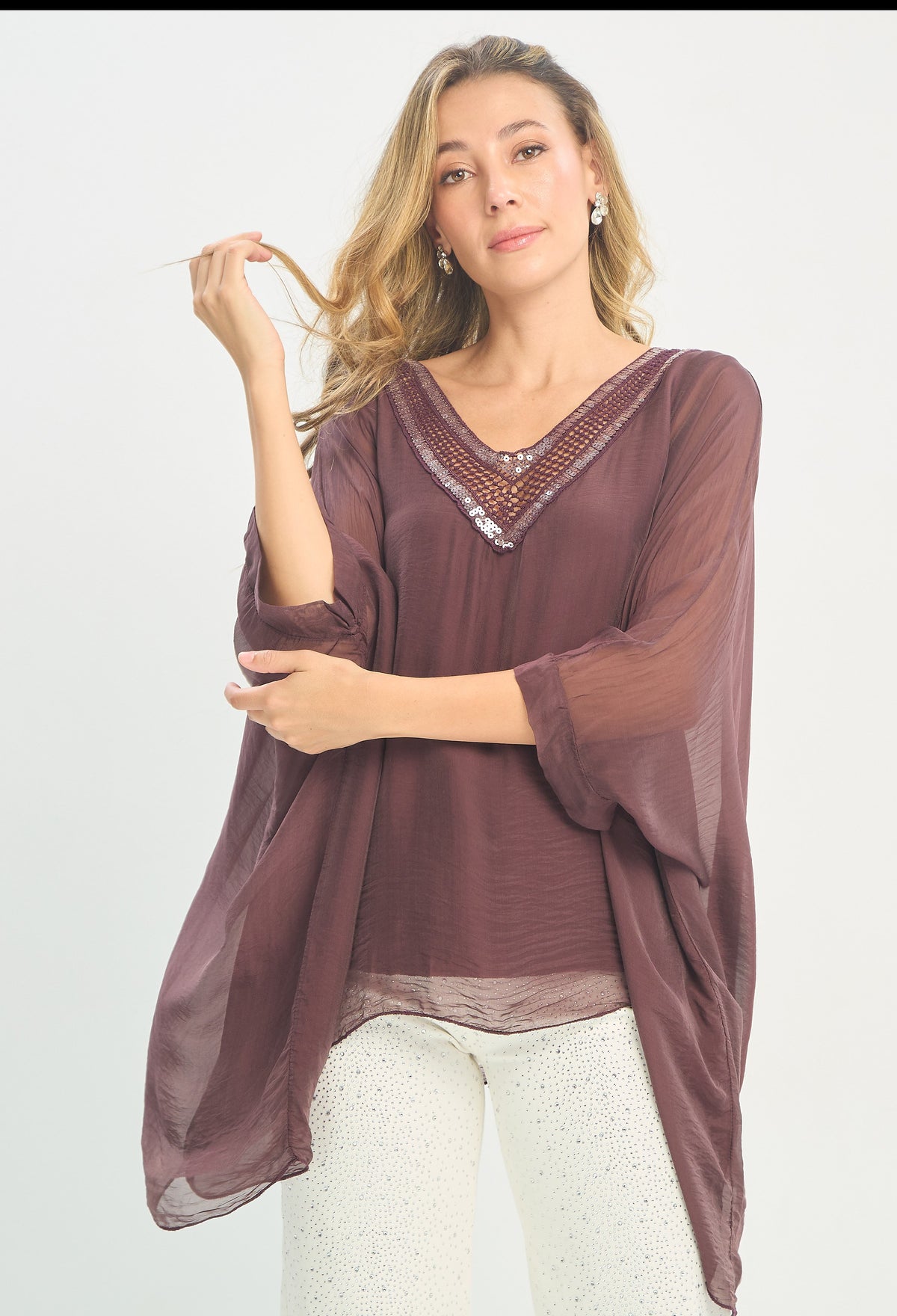Blusa Poncho Seda Cuello V con Lentejuelas uva BYBLA