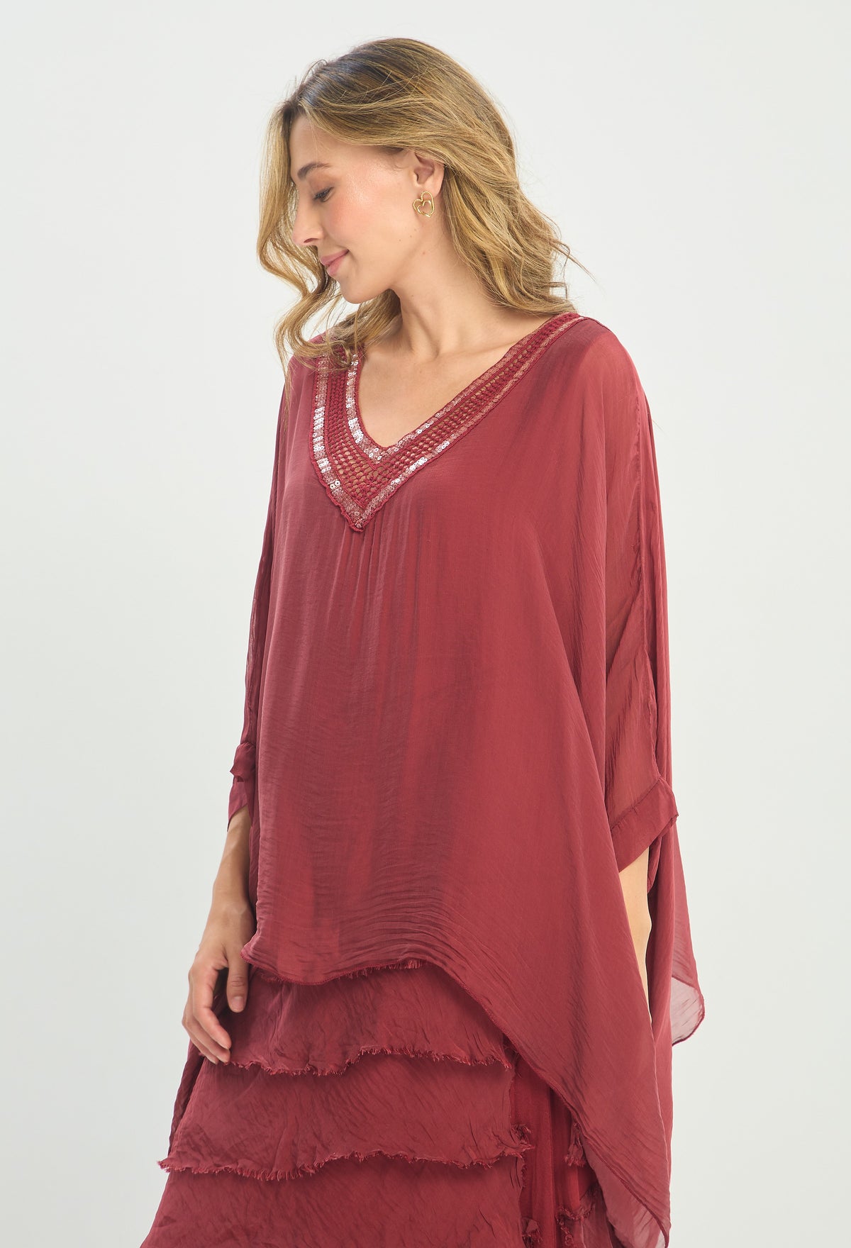 Blusa Poncho Seda Cuello V con Lentejuelas vinotinto BYBLA