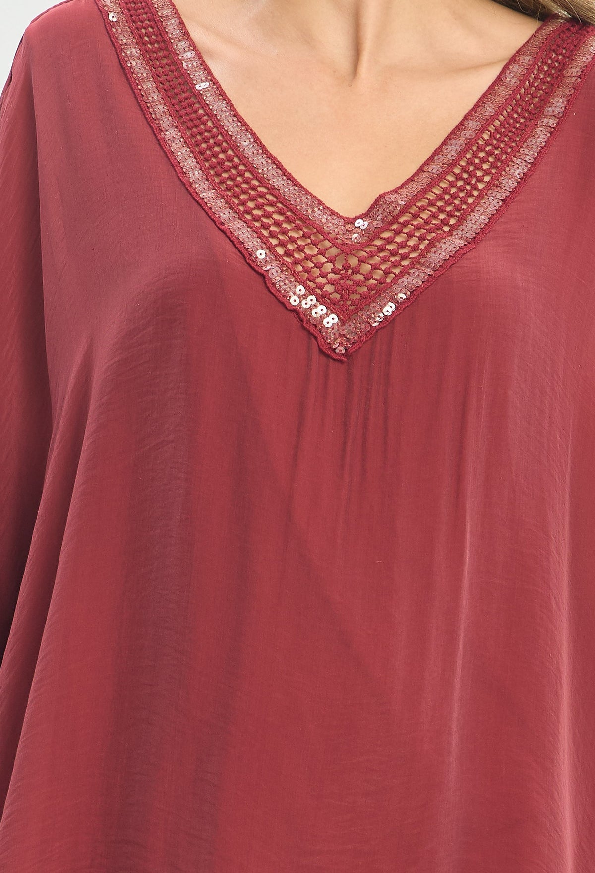 Blusa Poncho Seda Cuello V con Lentejuelas vinotinto BYBLA
