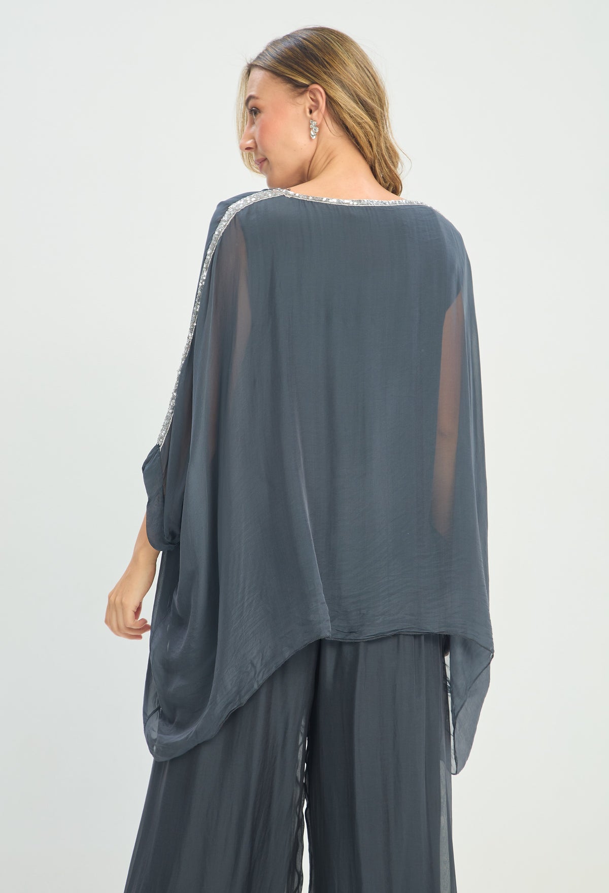 Blusa Poncho Seda Franja de Lentejuelas gris grafito BYBLA